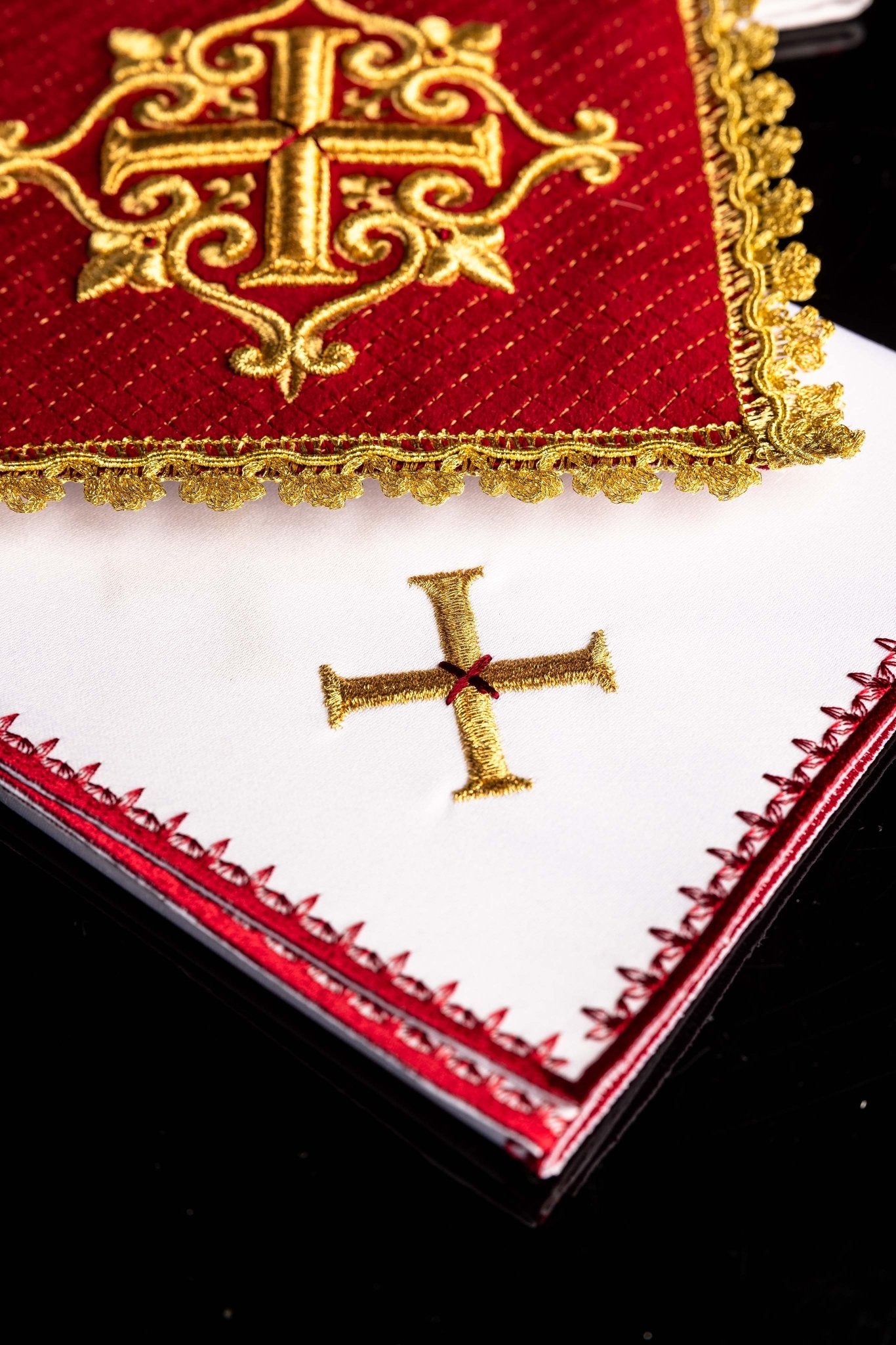 Servicio de altar con cruz bordada terciopelo rojo LE/5029/C2 - CASULLAS.ES