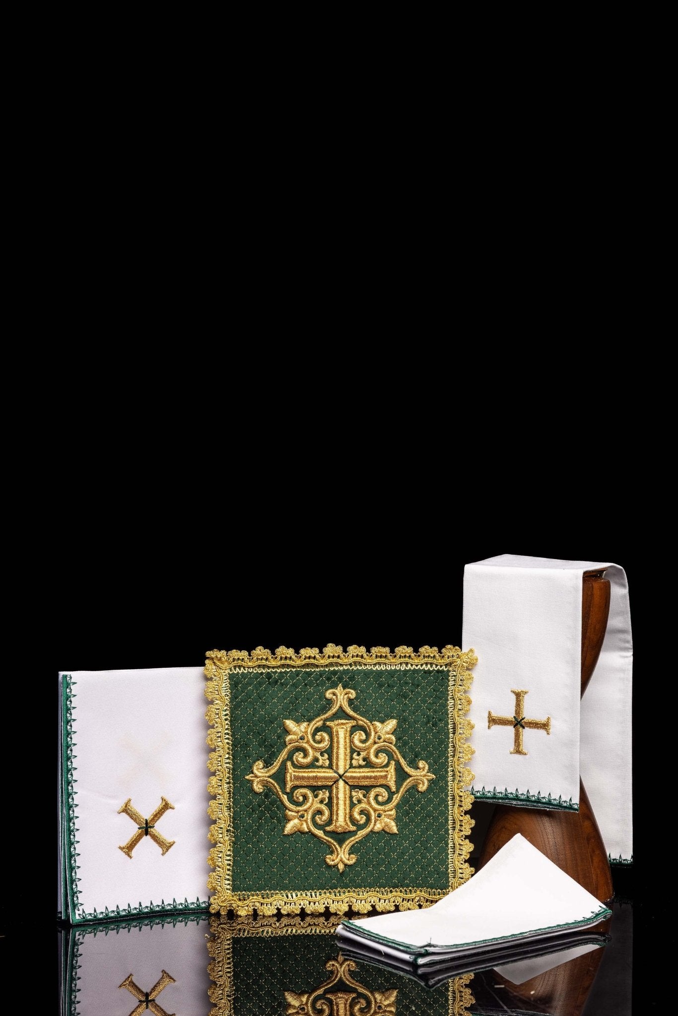 Servicio de altar con cruz bordada terciopelo verde LE/5029/C1 - CASULLAS.ES