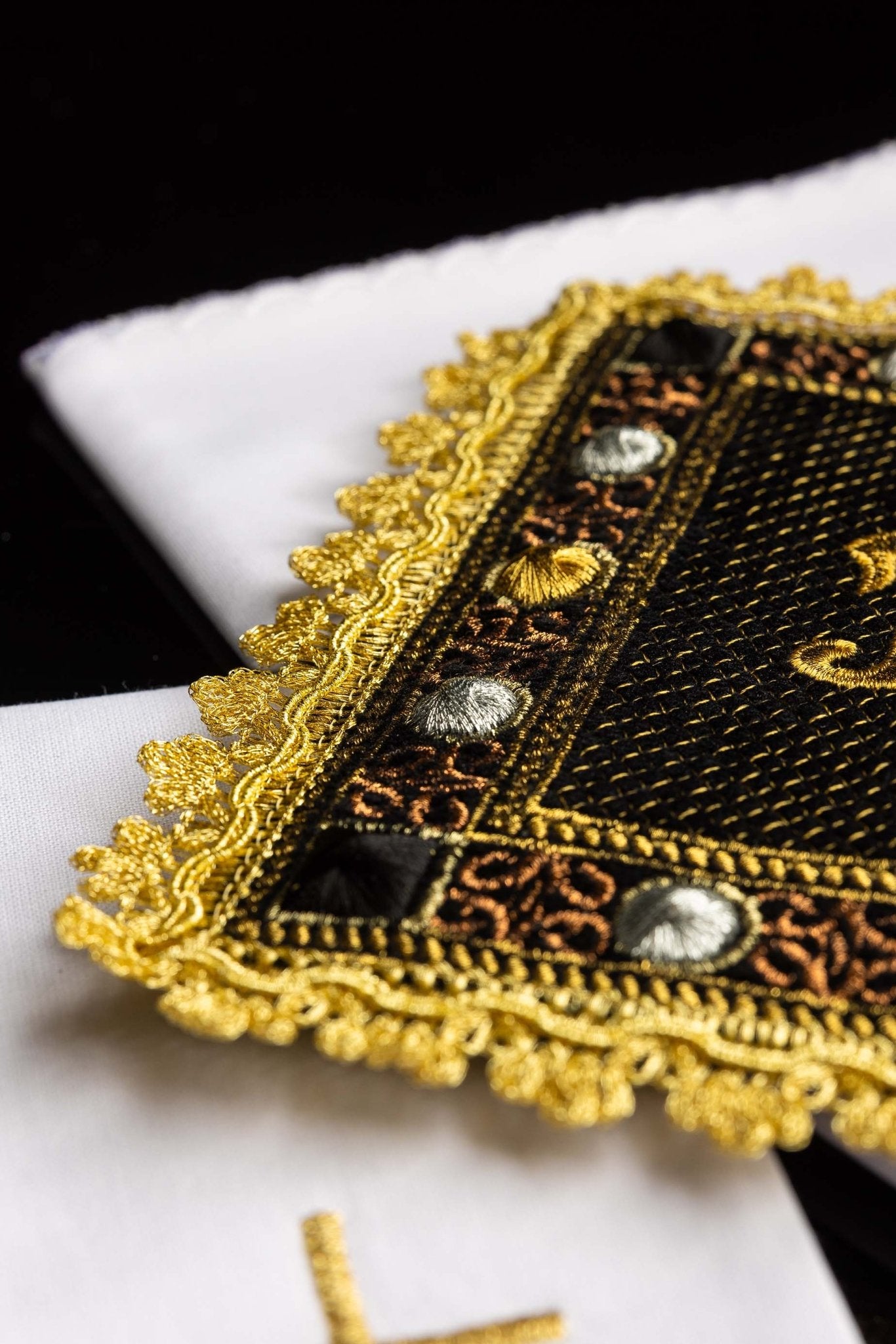 Servicio de altar de terciopelo en color negro con símbolo IHS bordado S-5567-C6 - CASULLAS.ES
