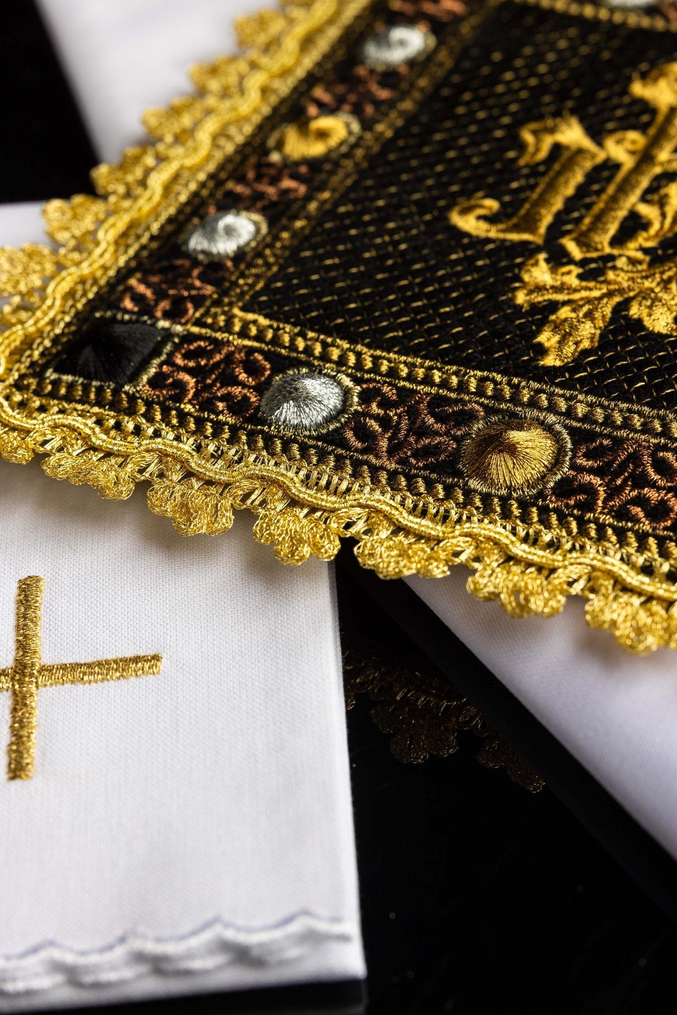 Servicio de altar de terciopelo en color negro con símbolo IHS bordado S-5567-C6 - CASULLAS.ES