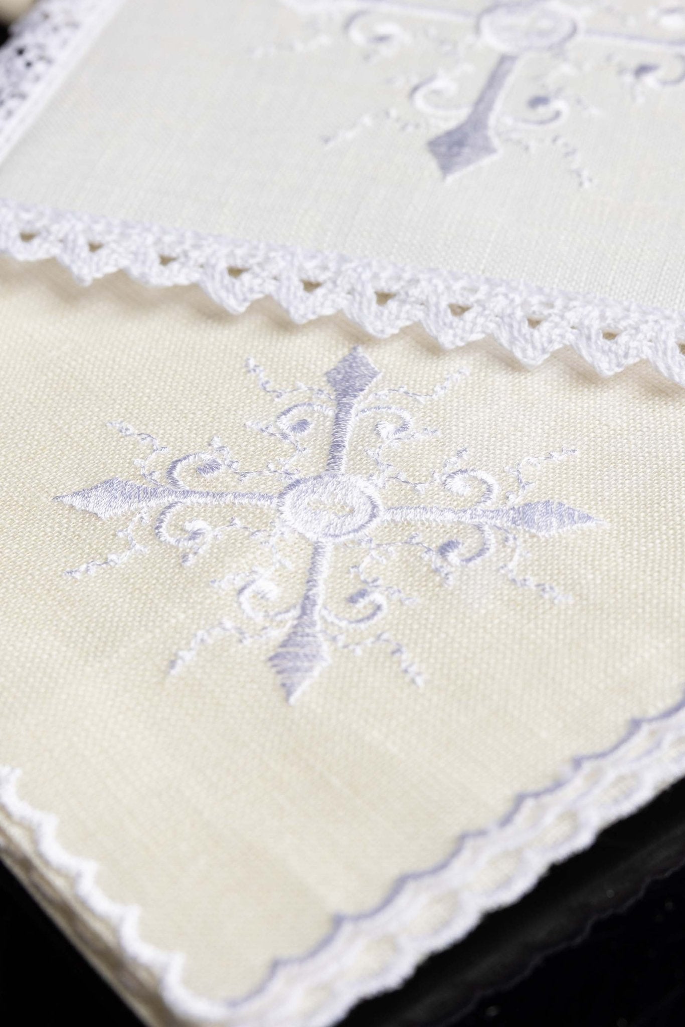 Servicio de altar lino con sencillo bordado Cruz KKL/057 - CASULLAS.ES