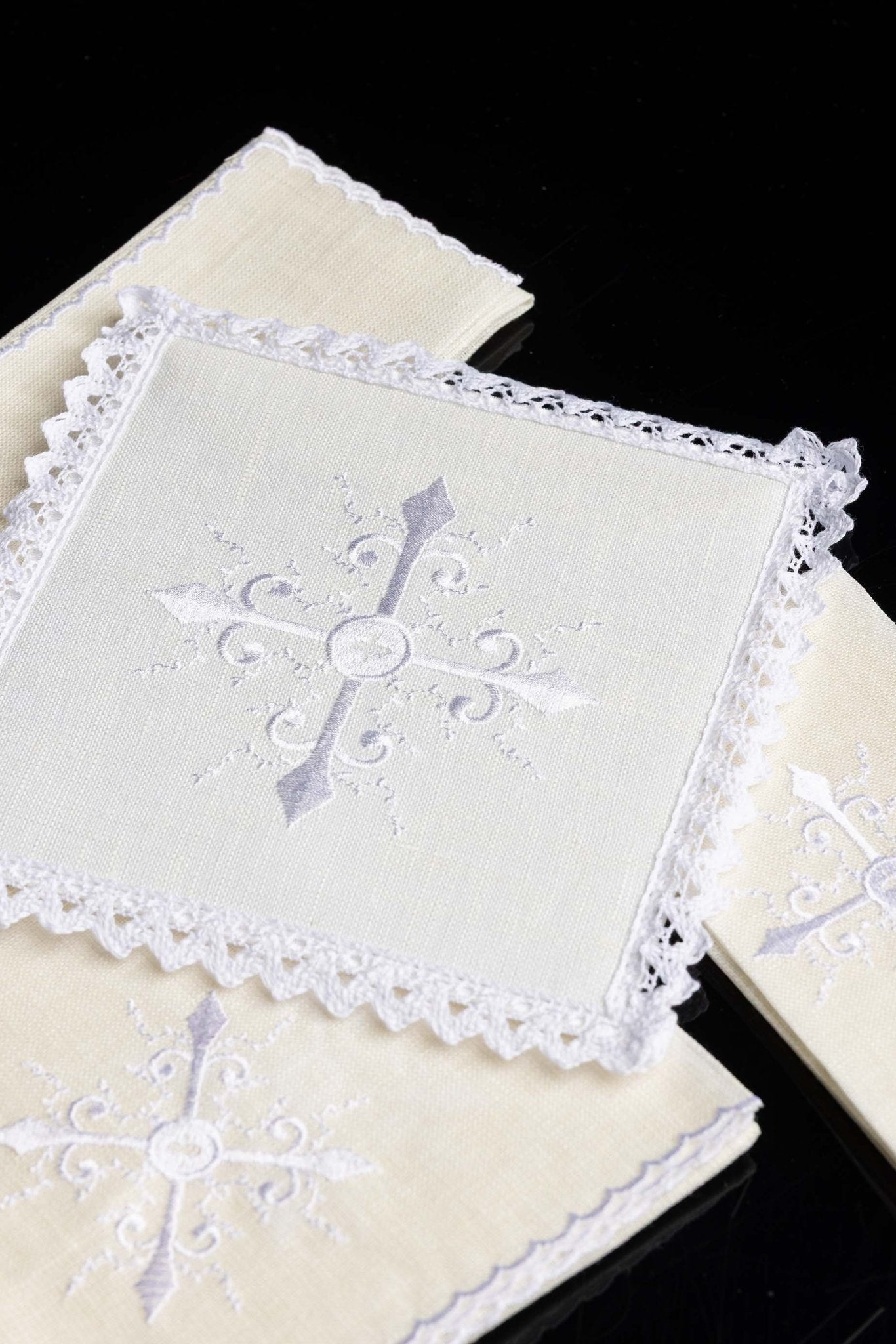 Servicio de altar lino con sencillo bordado Cruz KKL/057 - CASULLAS.ES