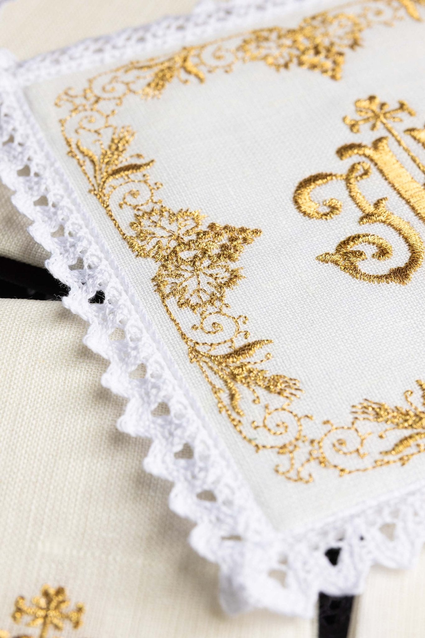 Servicio de altar lino ricamente bordado con IHS KKL/049 - CASULLAS.ES