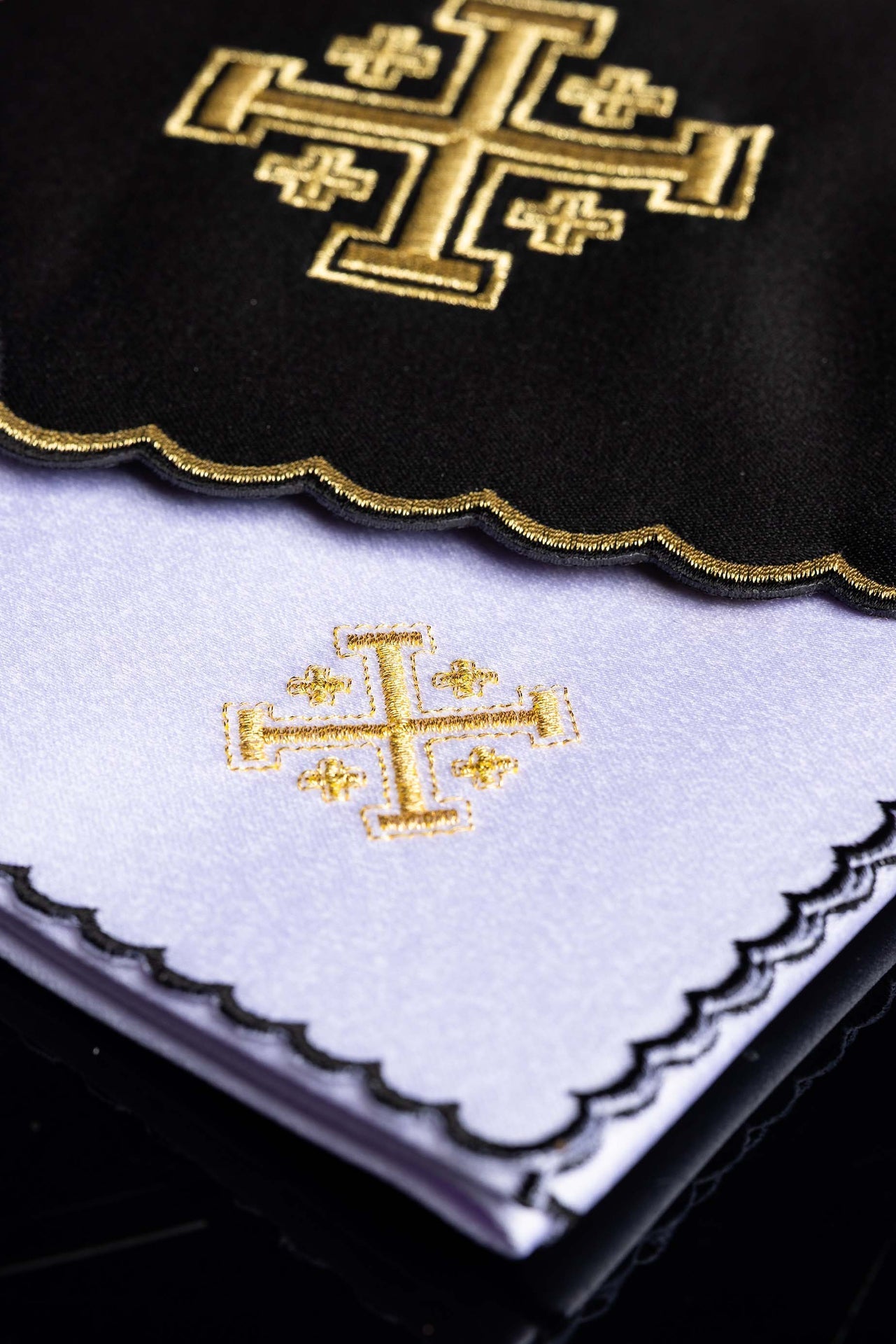 Servicio de altar negro con bordado de la Cruz de Jerusalén KK/030/07 - CASULLAS.ES