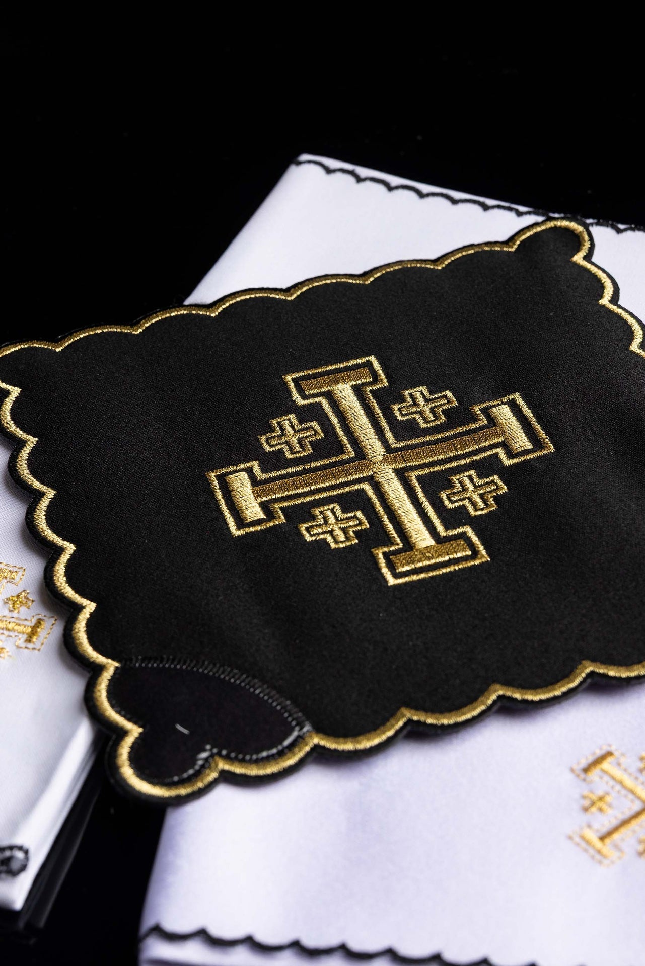 Servicio de altar negro con bordado de la Cruz de Jerusalén KK/030/07 - CASULLAS.ES