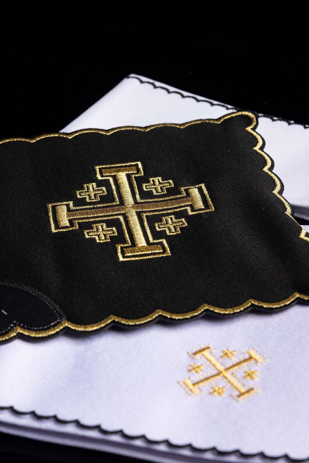 Servicio de altar negro con bordado de la Cruz de Jerusalén KK/030/07 - CASULLAS.ES