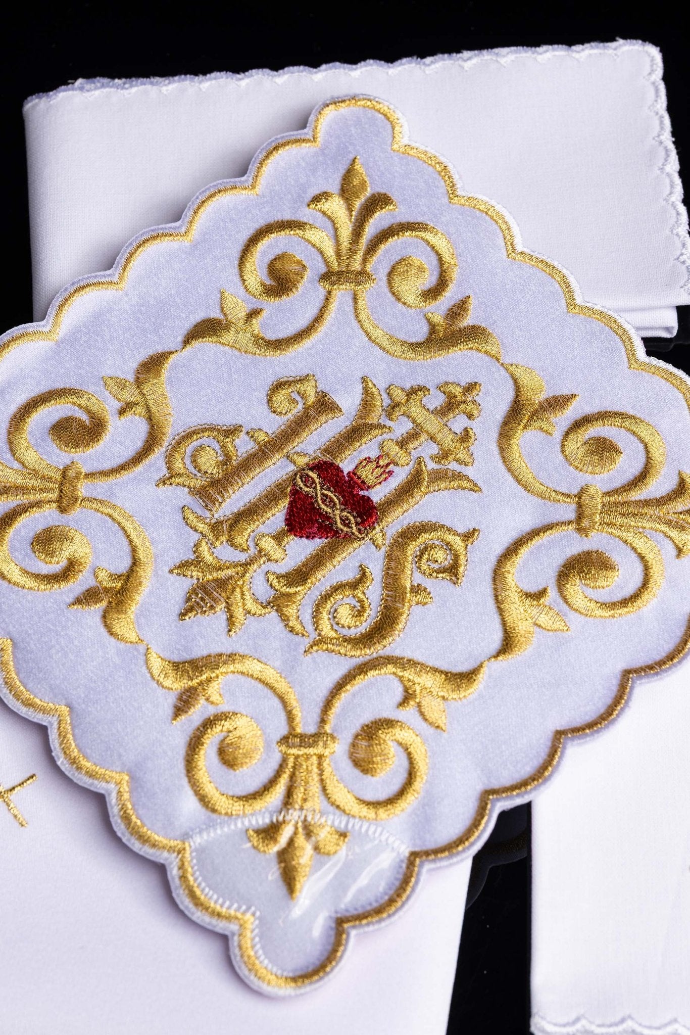Servicio de altar ricamente decorado IHS KK/146 - CASULLAS.ES