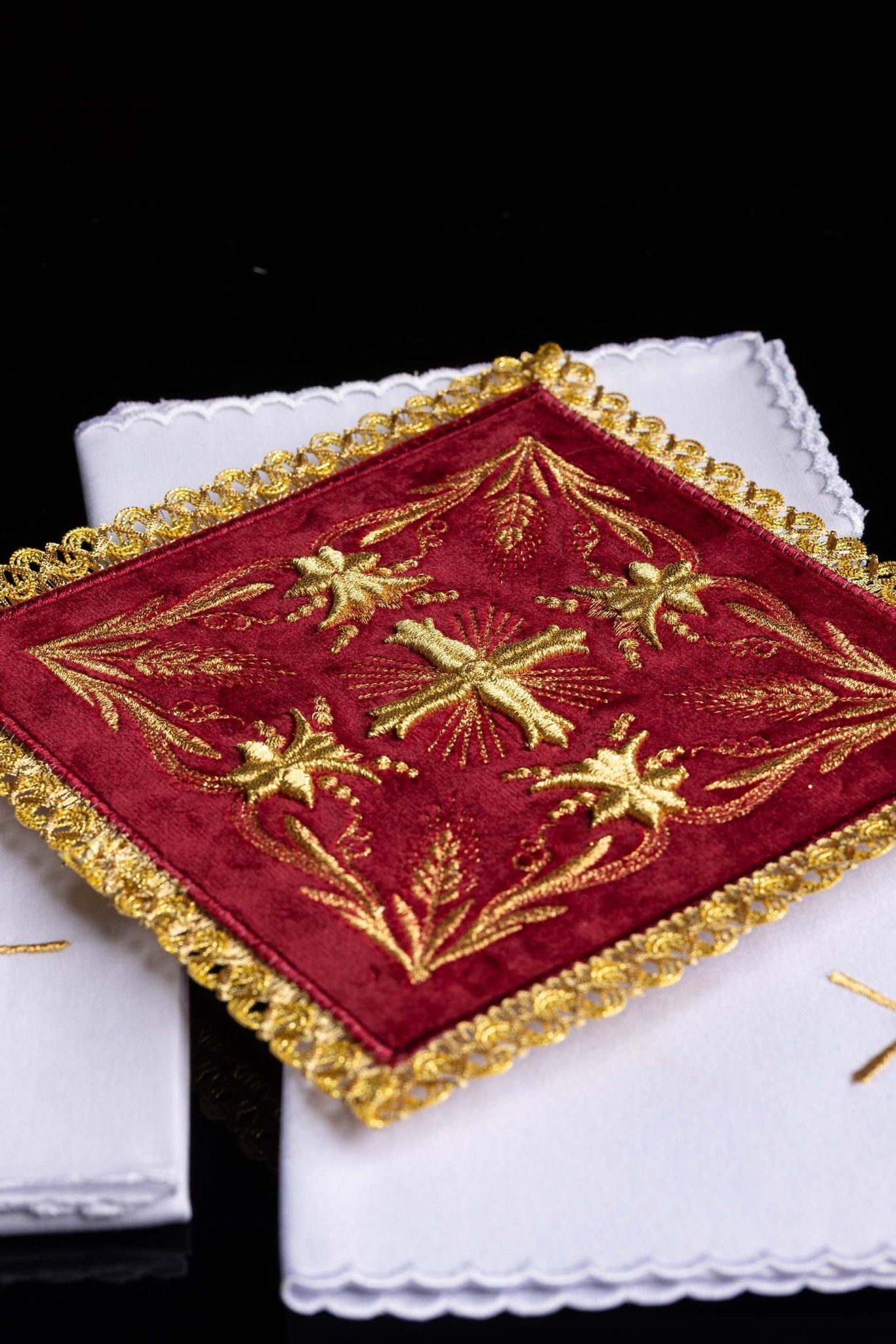 Servicio de altar terciopelo bordado rojo KK/5001/C1 - CASULLAS.ES