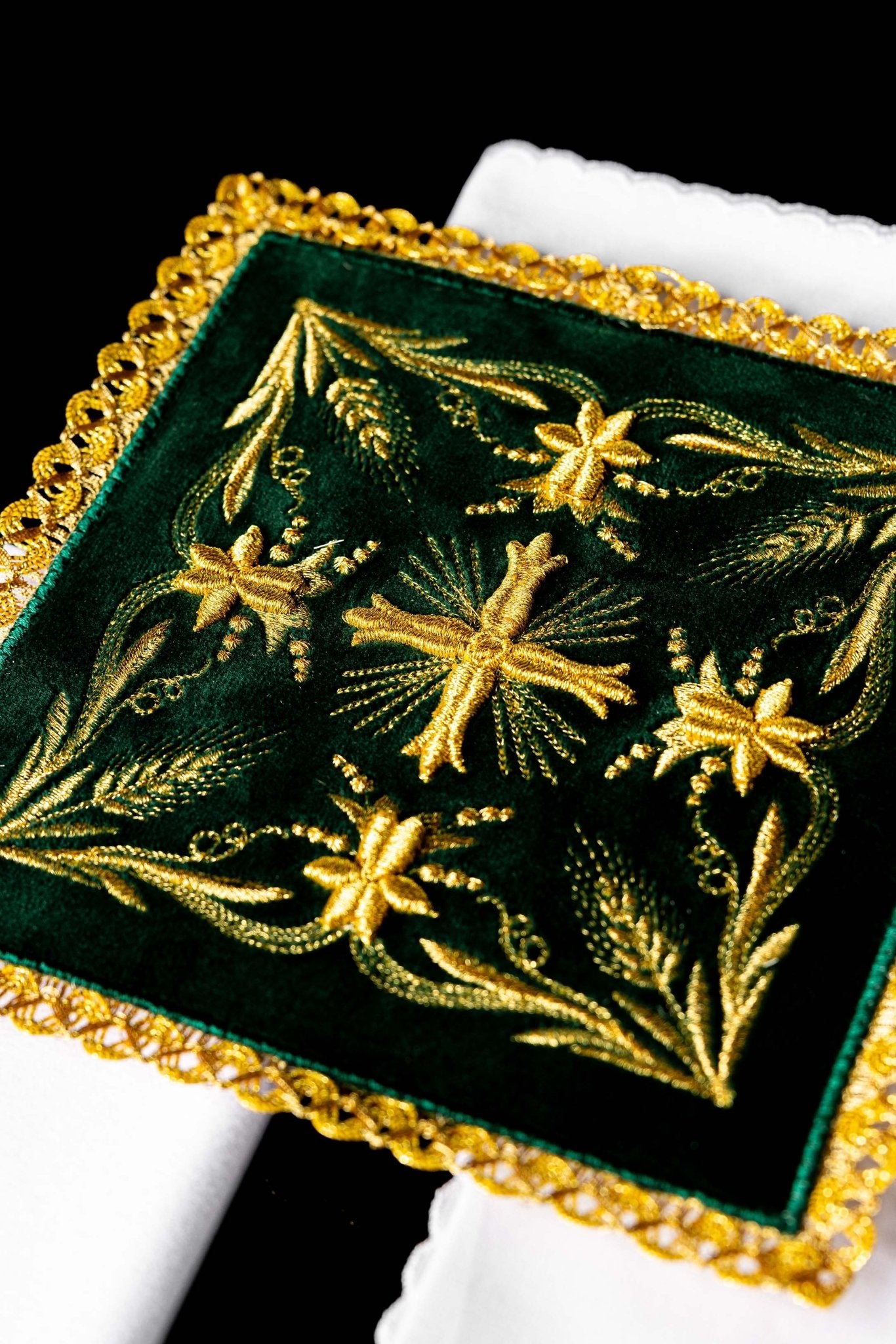 Servicio de altar terciopelo bordado verde KK/5001/C3 - CASULLAS.ES