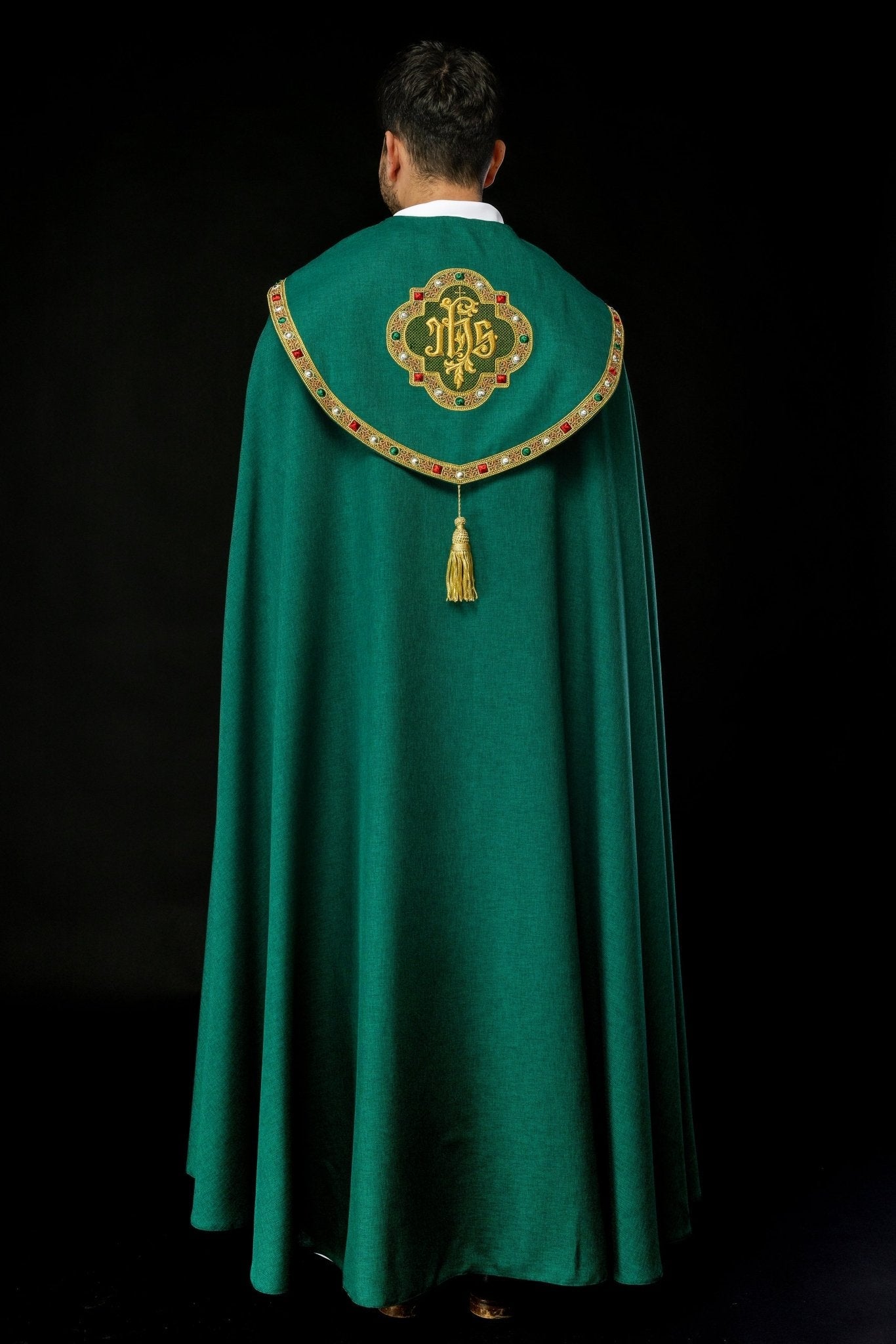 Zielona kapa liturgiczna z złotym IHS