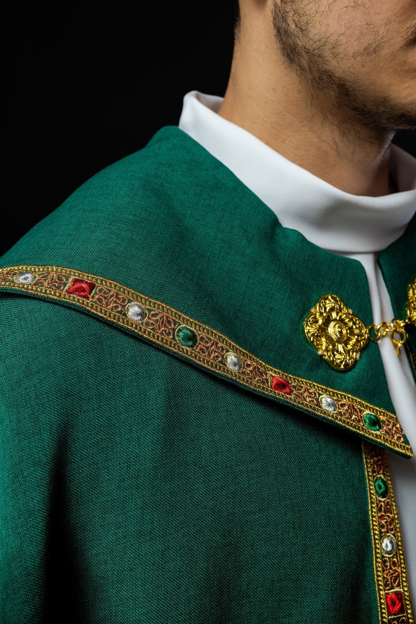Zielona kapa liturgiczna z złotym IHS
