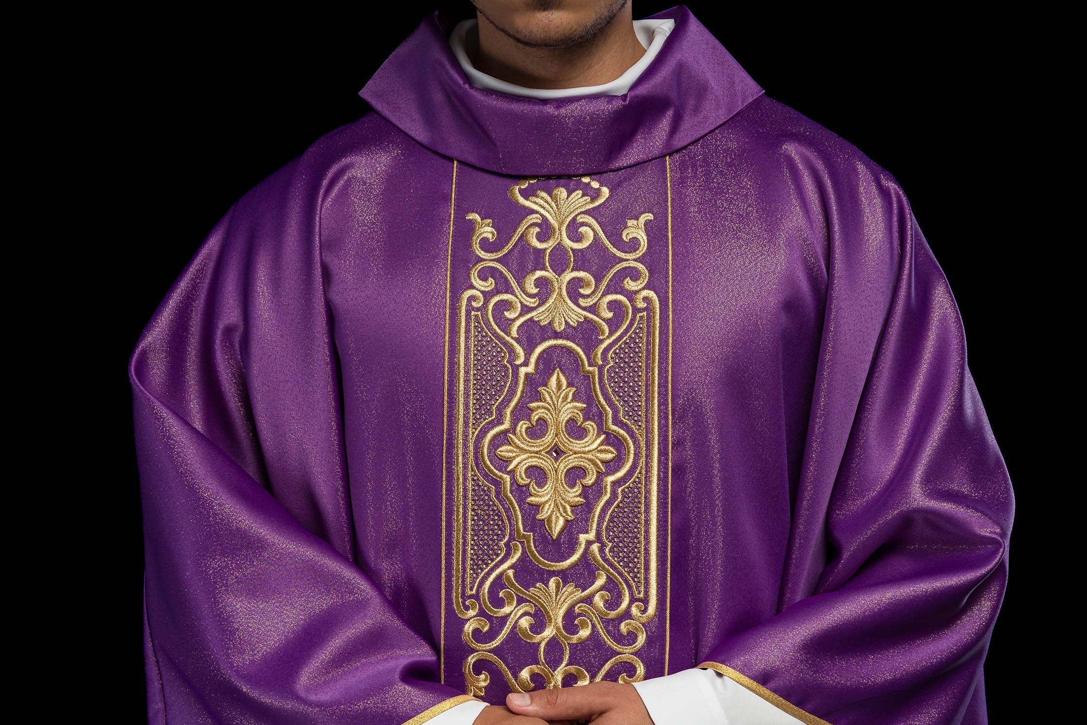 La vestimenta litúrgica correcta del sacerdote: ¿qué dice la instrucción? - CASULLAS.ES