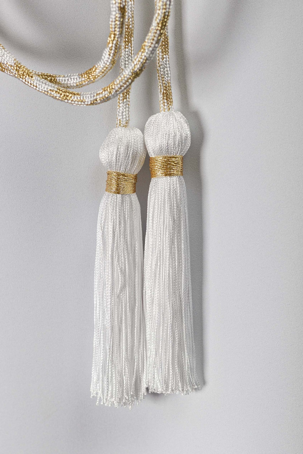 Cíngulo litúrgico blanco y dorado