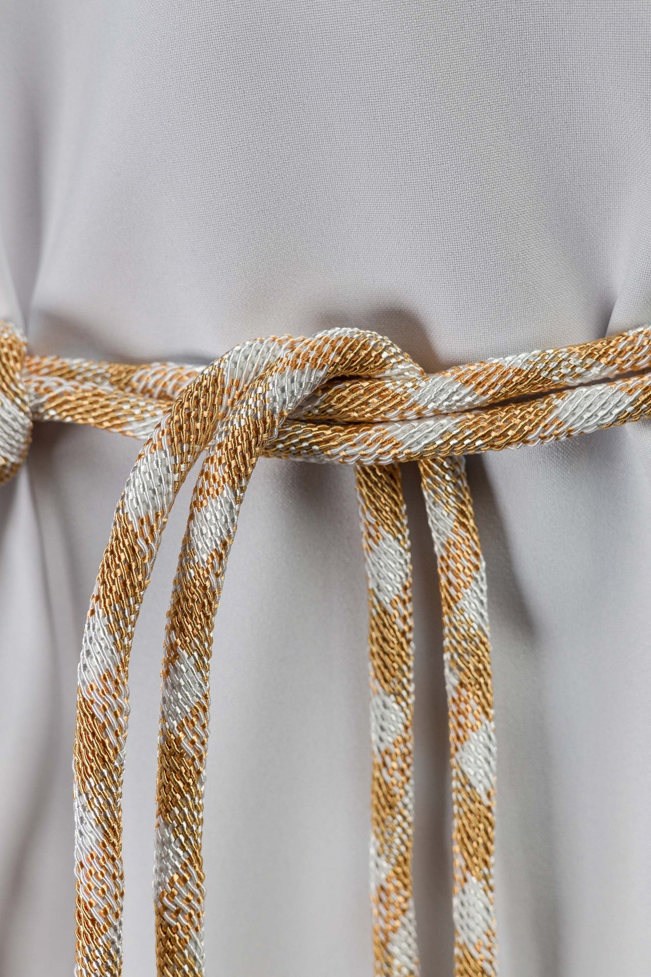 Cíngulo litúrgico blanco y dorado premium