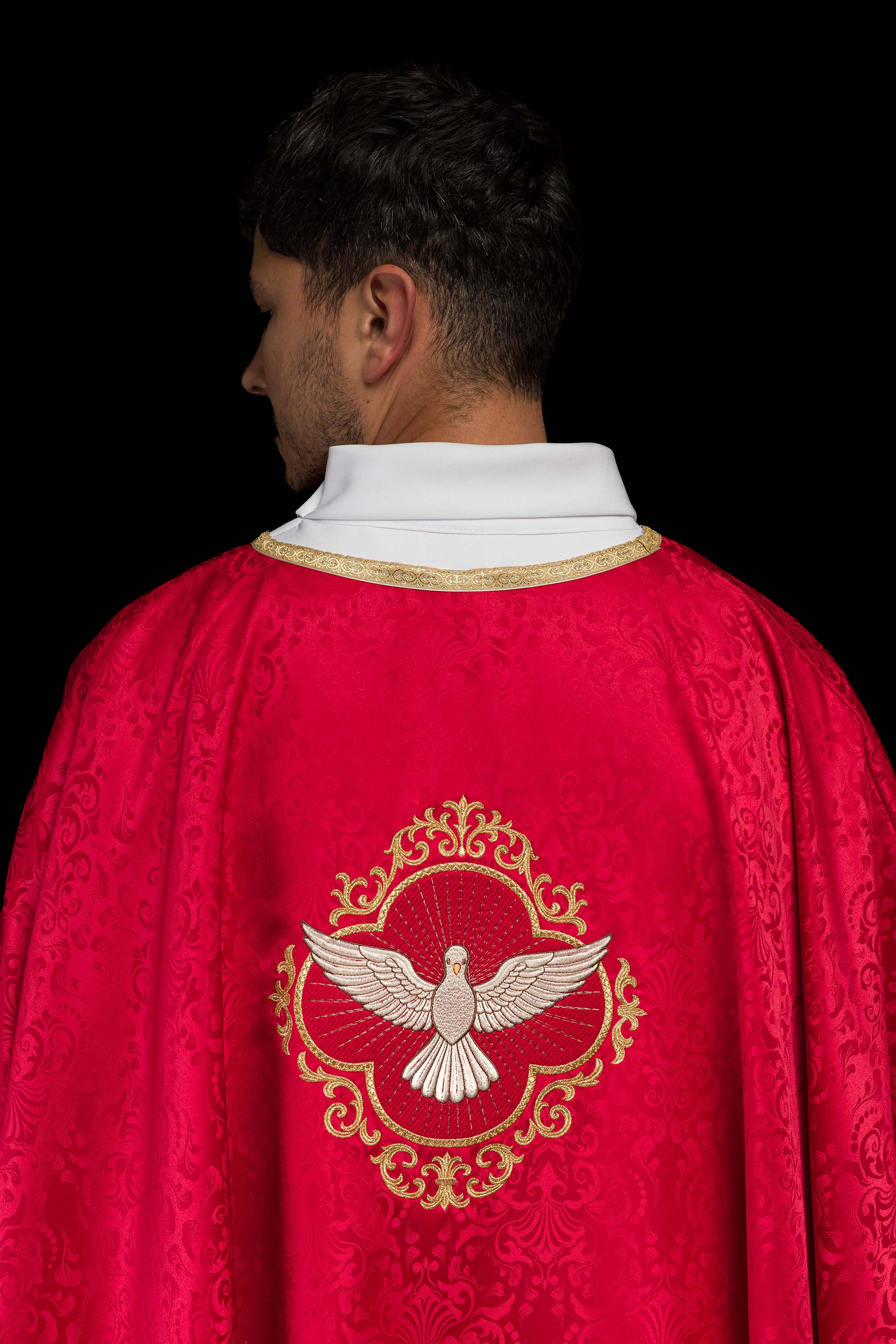 Casula bordada com o Espírito Santo sobre tecido jacquard