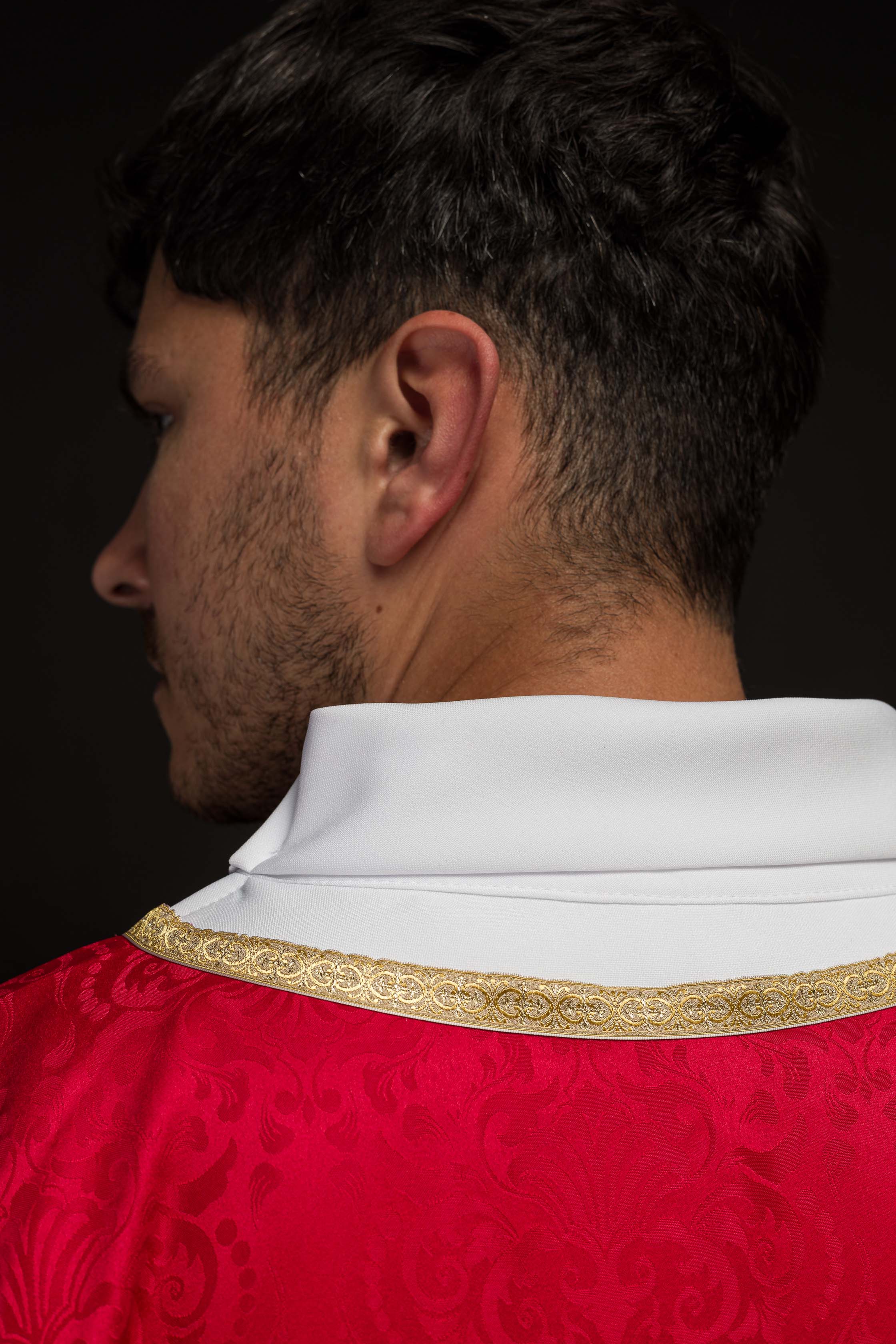 Casula bordada com o Espírito Santo sobre tecido jacquard