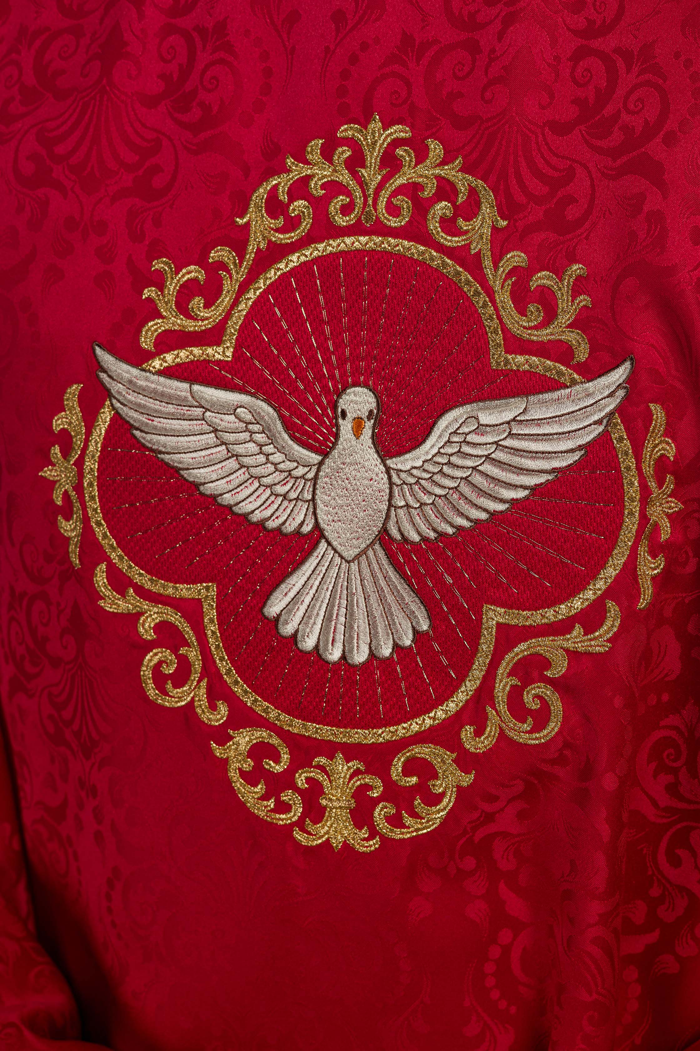 Casula bordada com o Espírito Santo sobre tecido jacquard