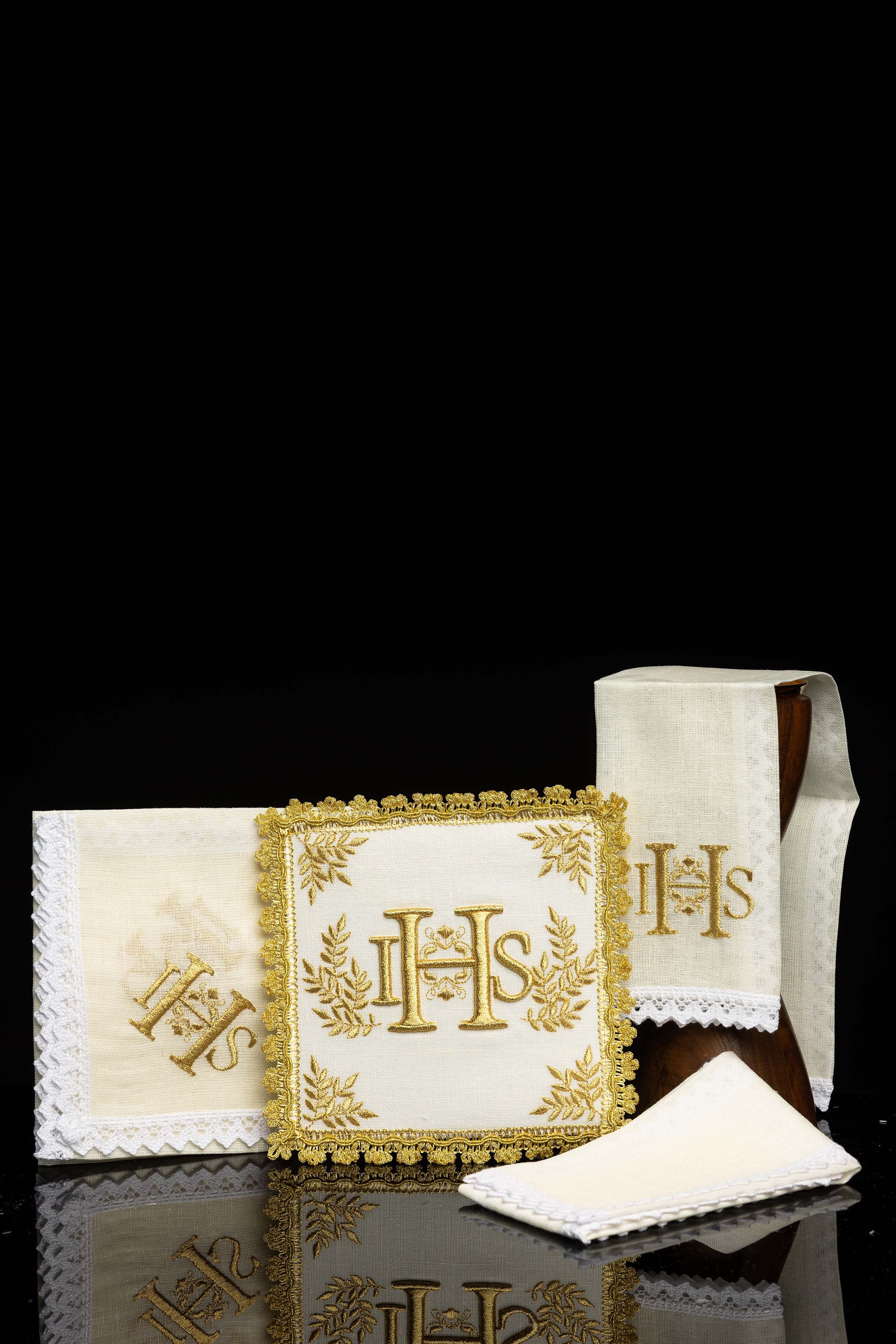 Conjunto de altar ricamente decorado com motivo IHS
