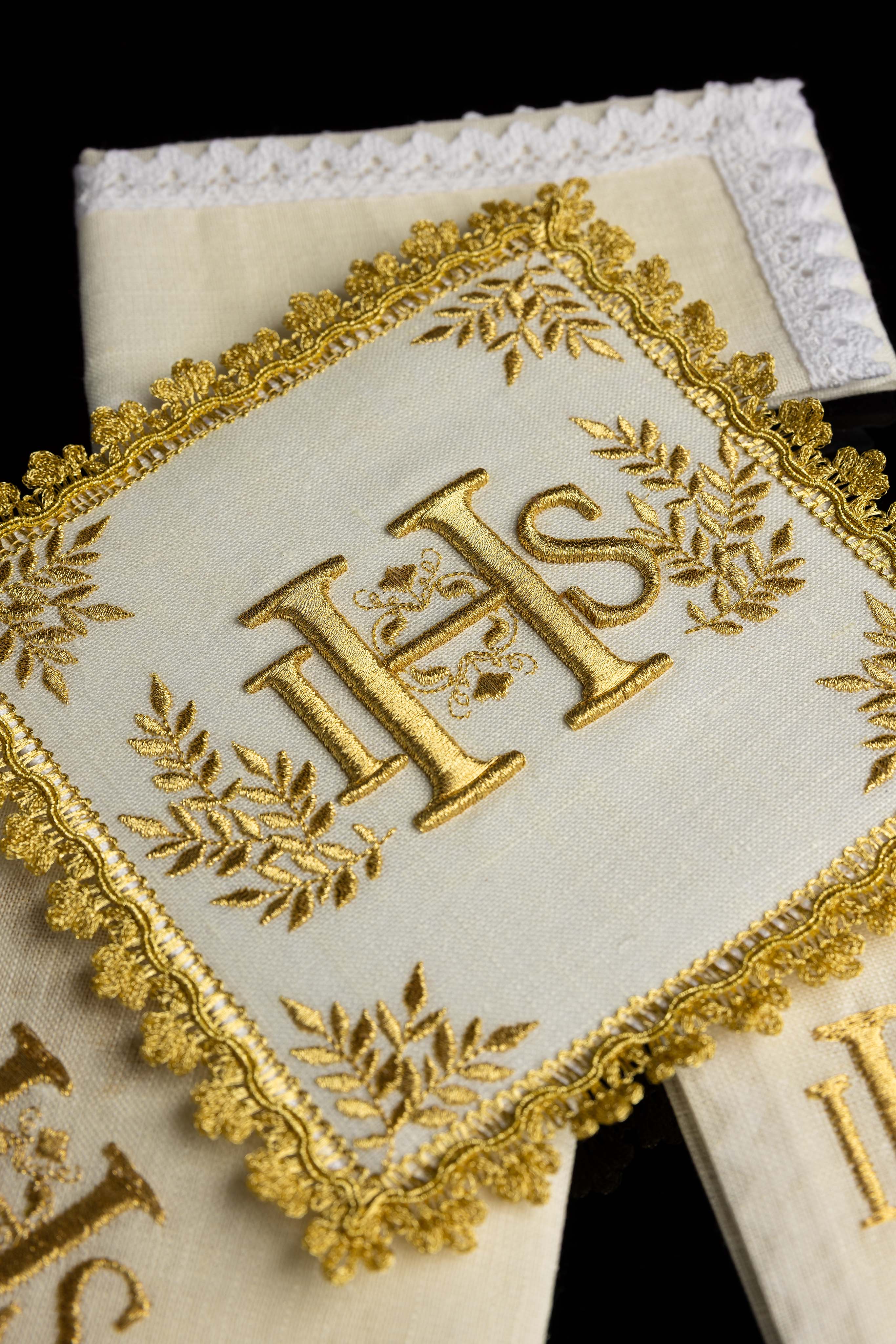 Conjunto de altar ricamente decorado com motivo IHS