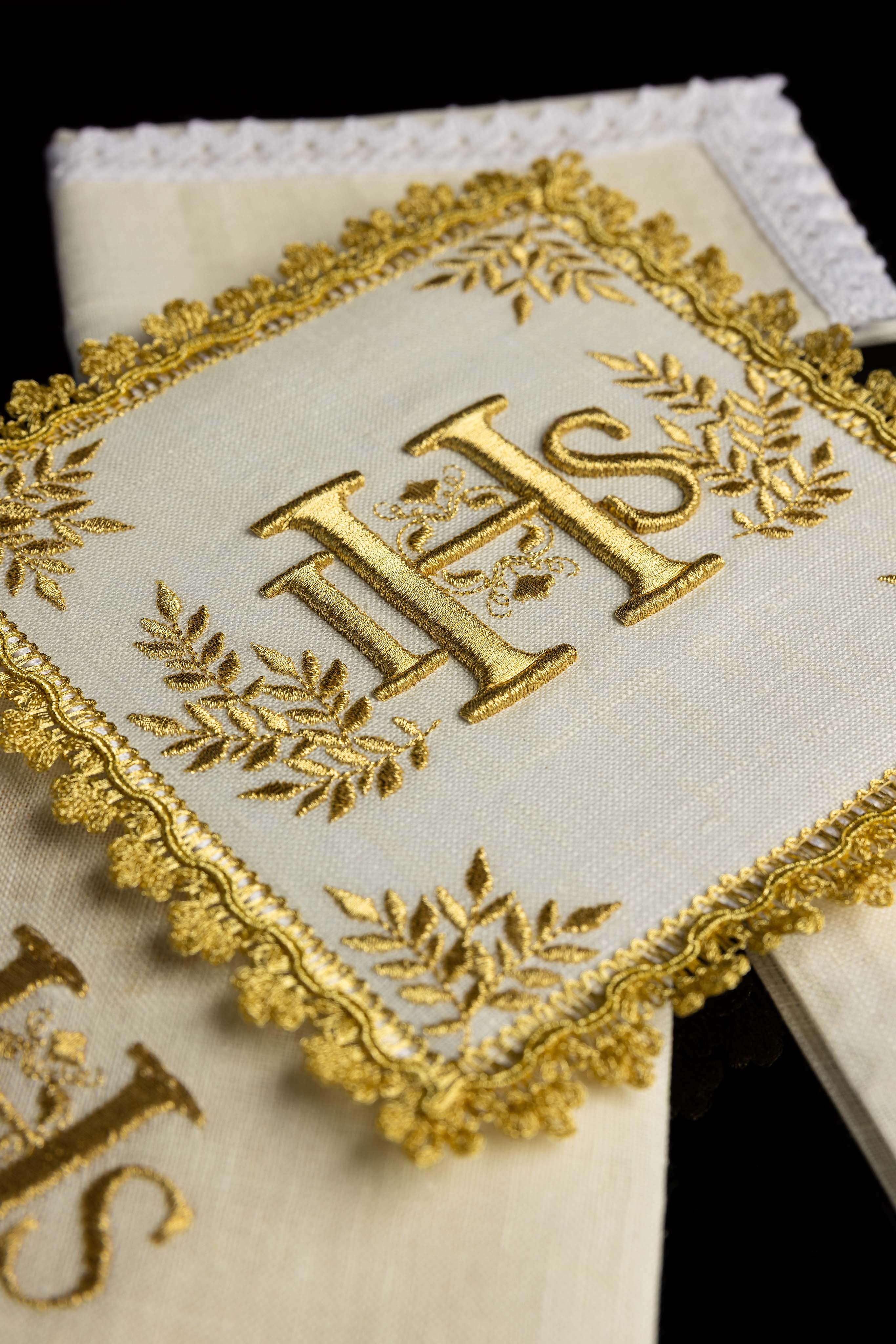 Conjunto de altar ricamente decorado com motivo IHS