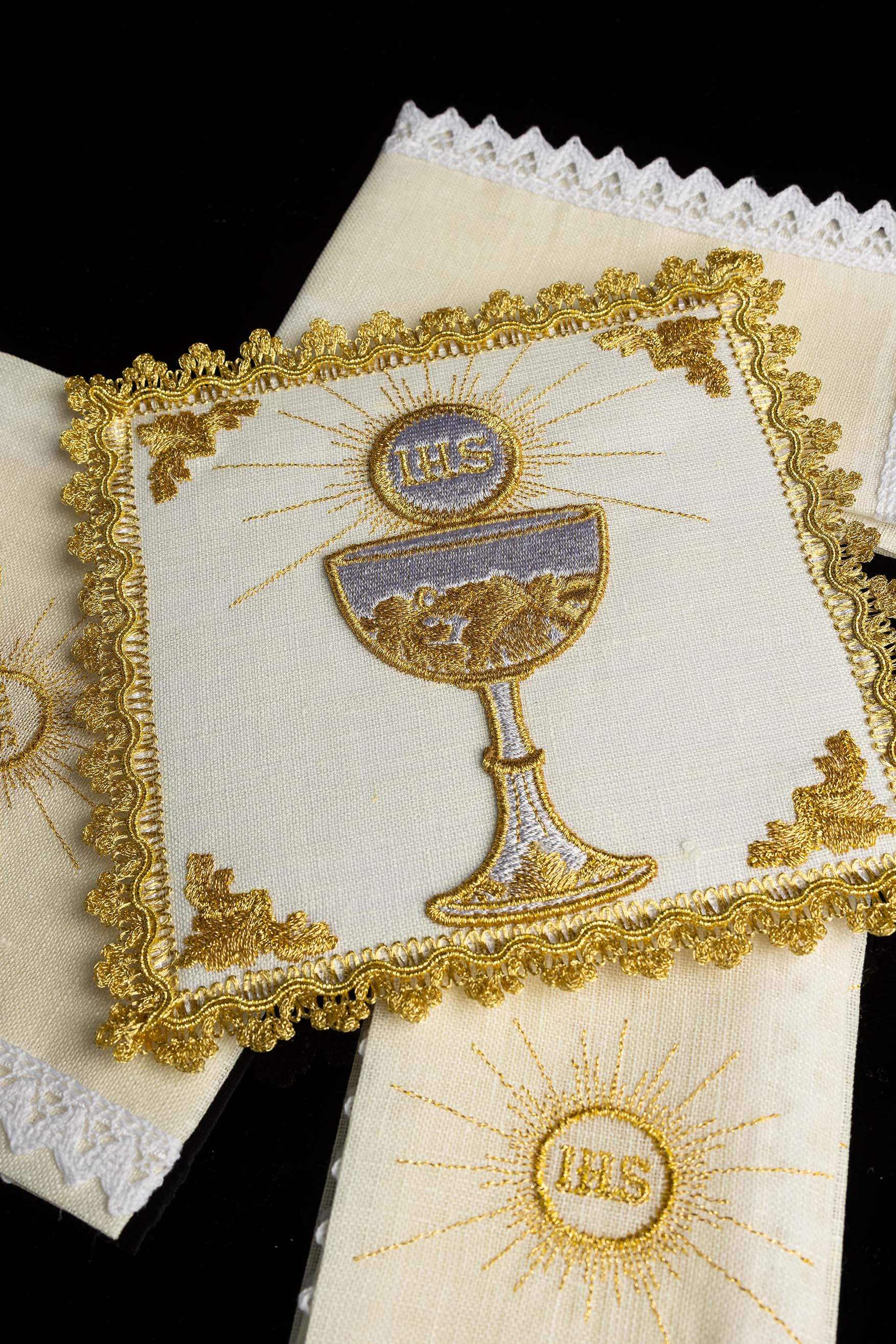 Conjunto de altar com cálice dourado