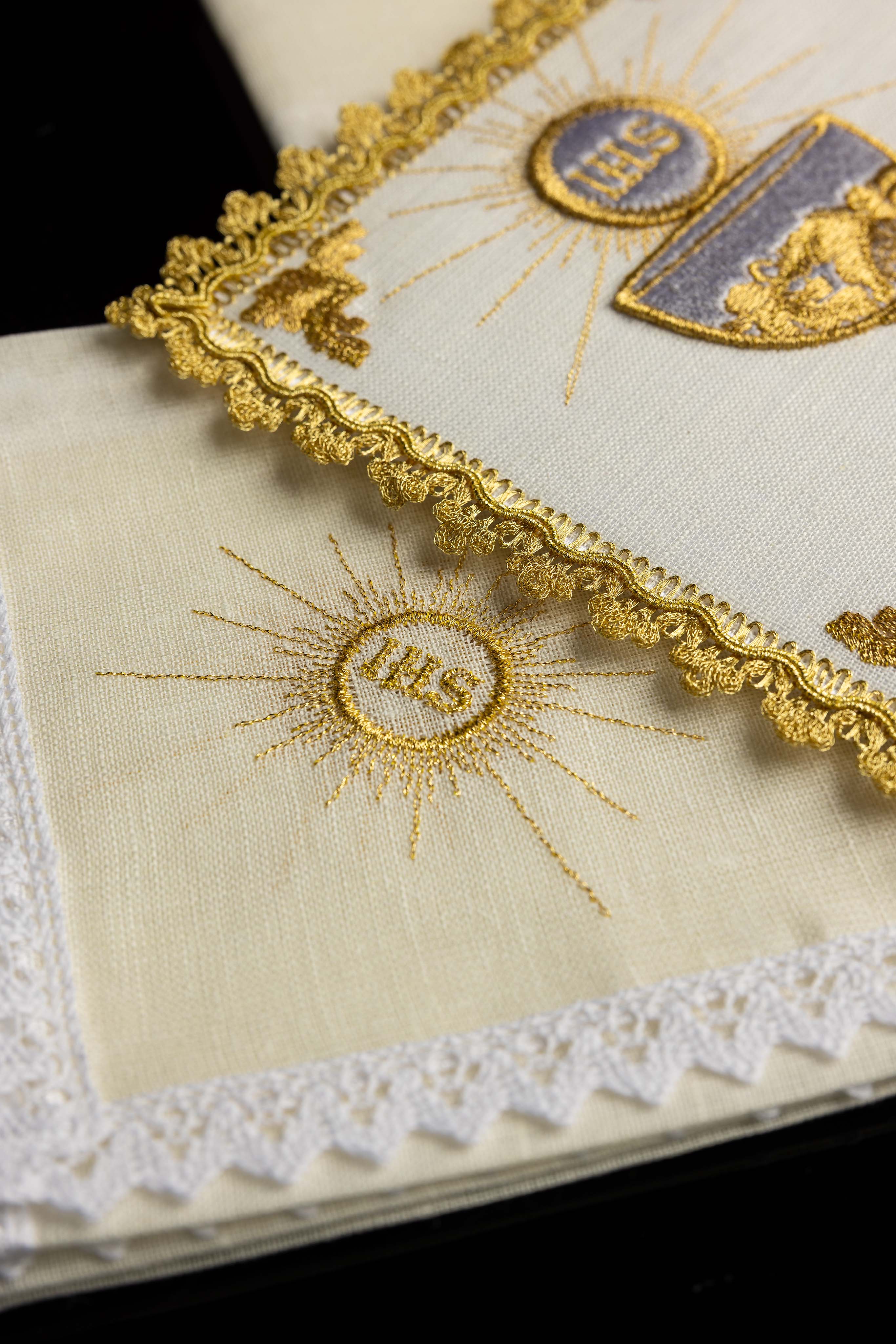 Conjunto de altar com cálice dourado
