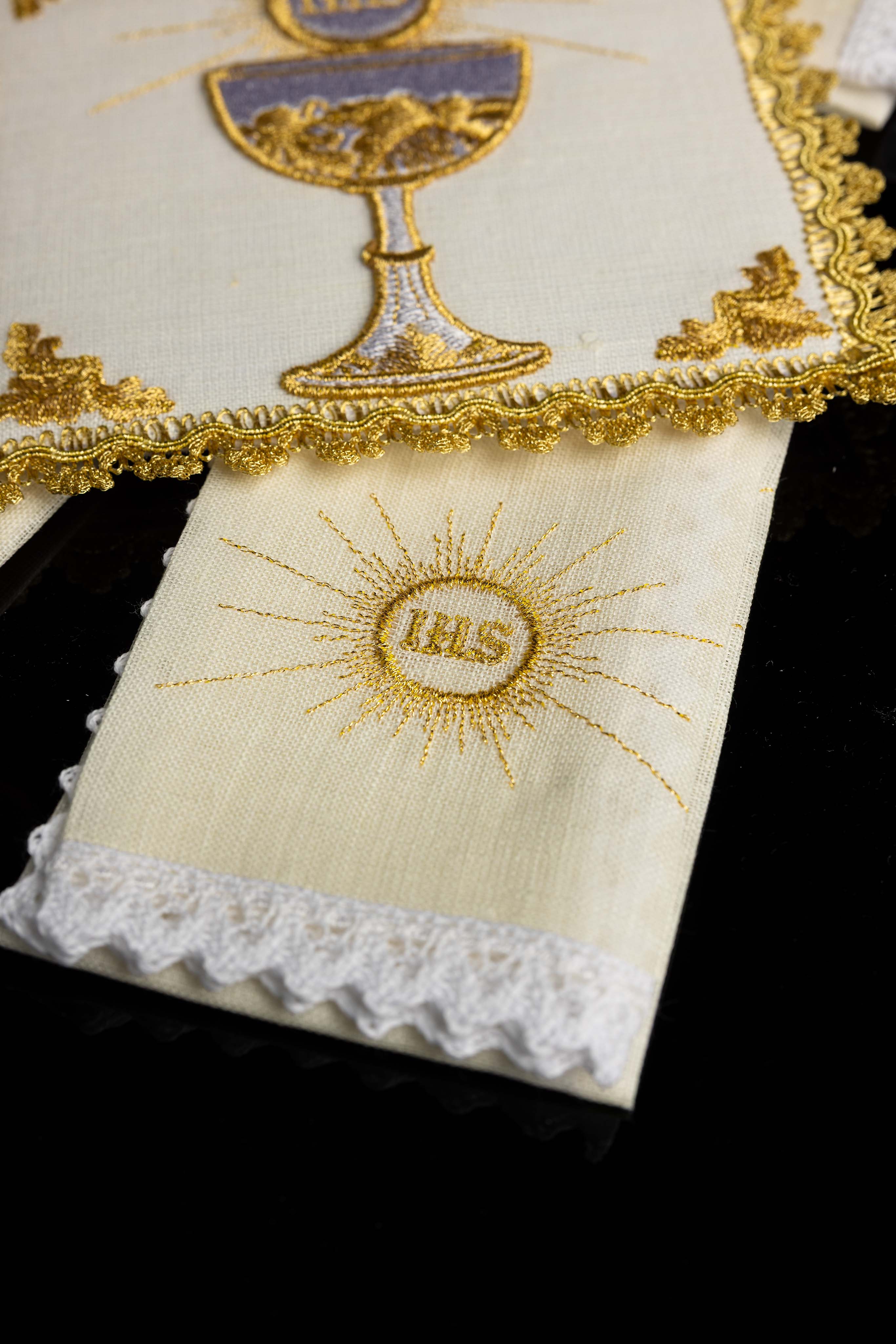 Conjunto de altar com cálice dourado