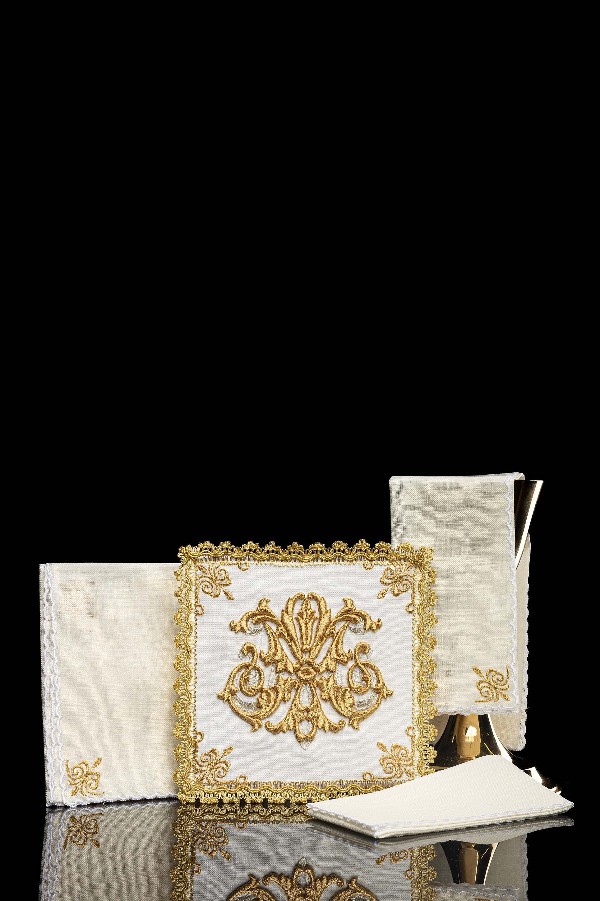 Conjunto de altar bordado com símbolo mariano