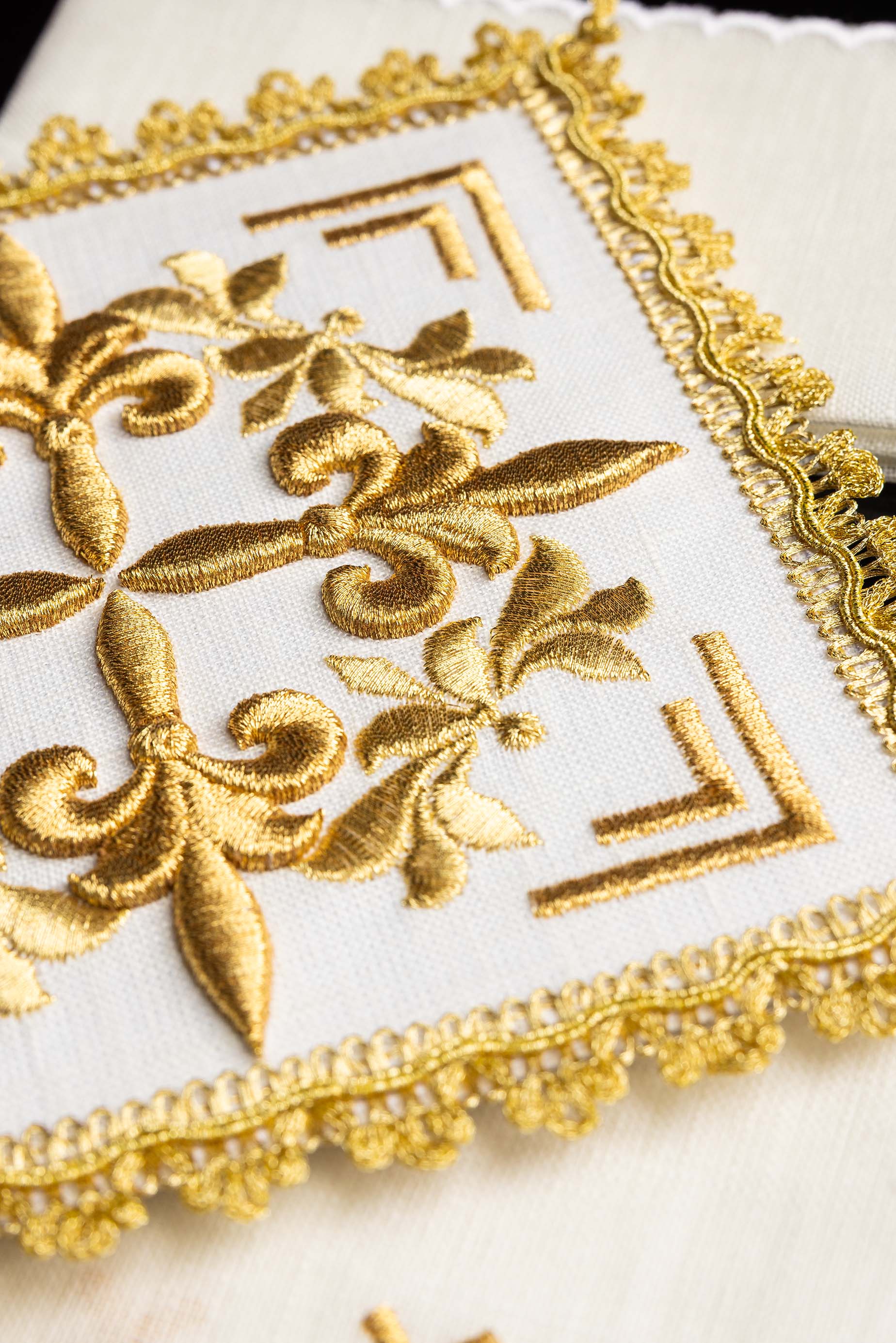 Conjunto de altar bordado com detalhes dourados