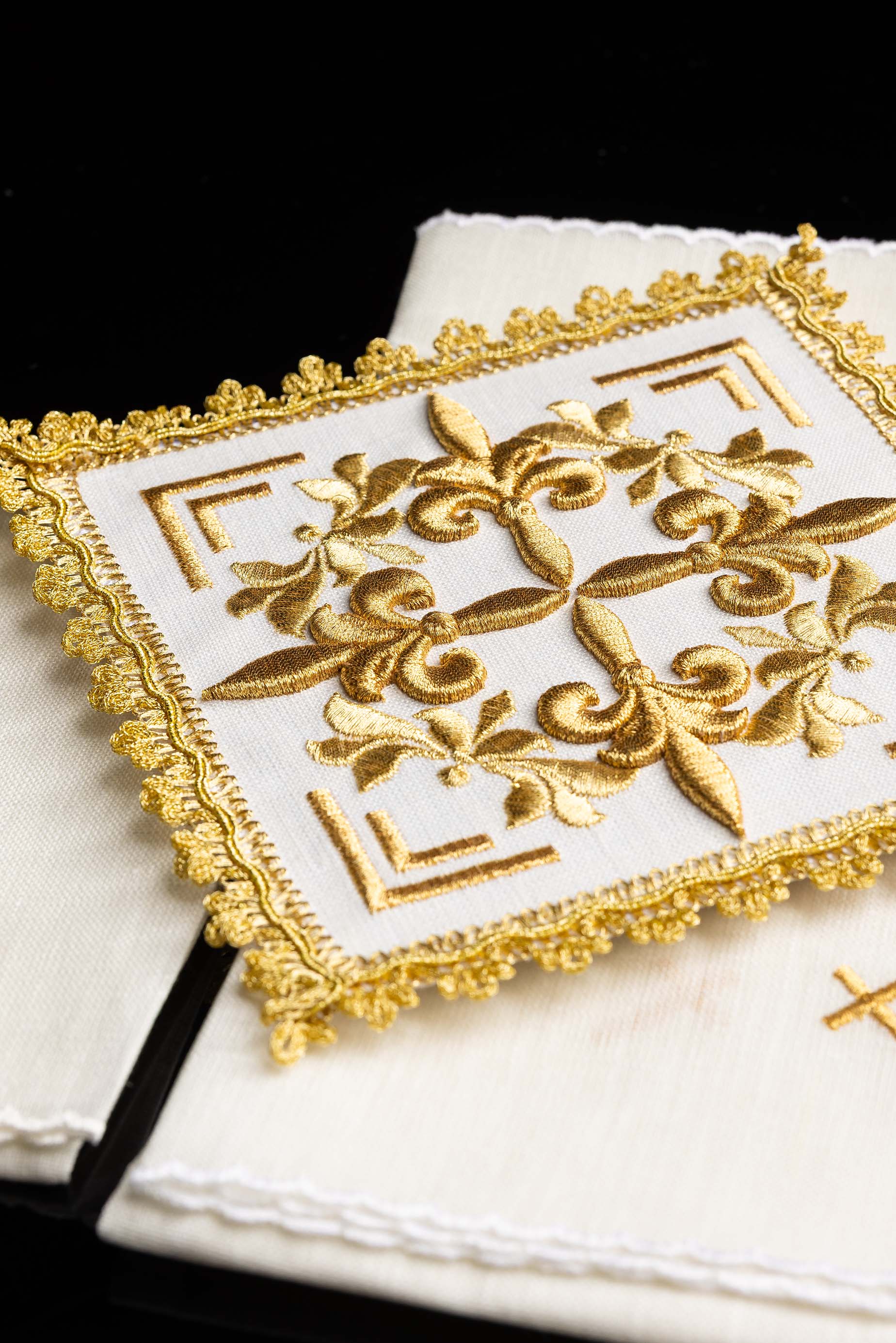 Conjunto de altar bordado com detalhes dourados