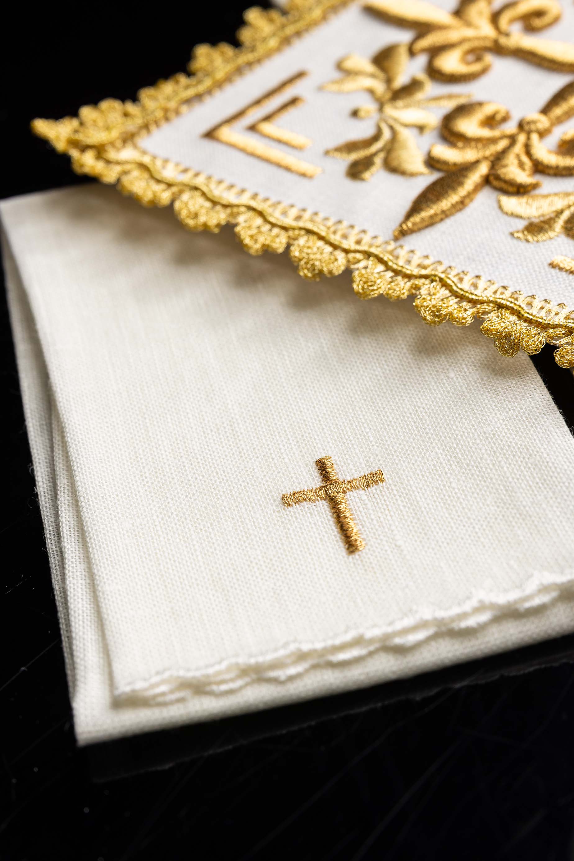 Conjunto de altar bordado com detalhes dourados