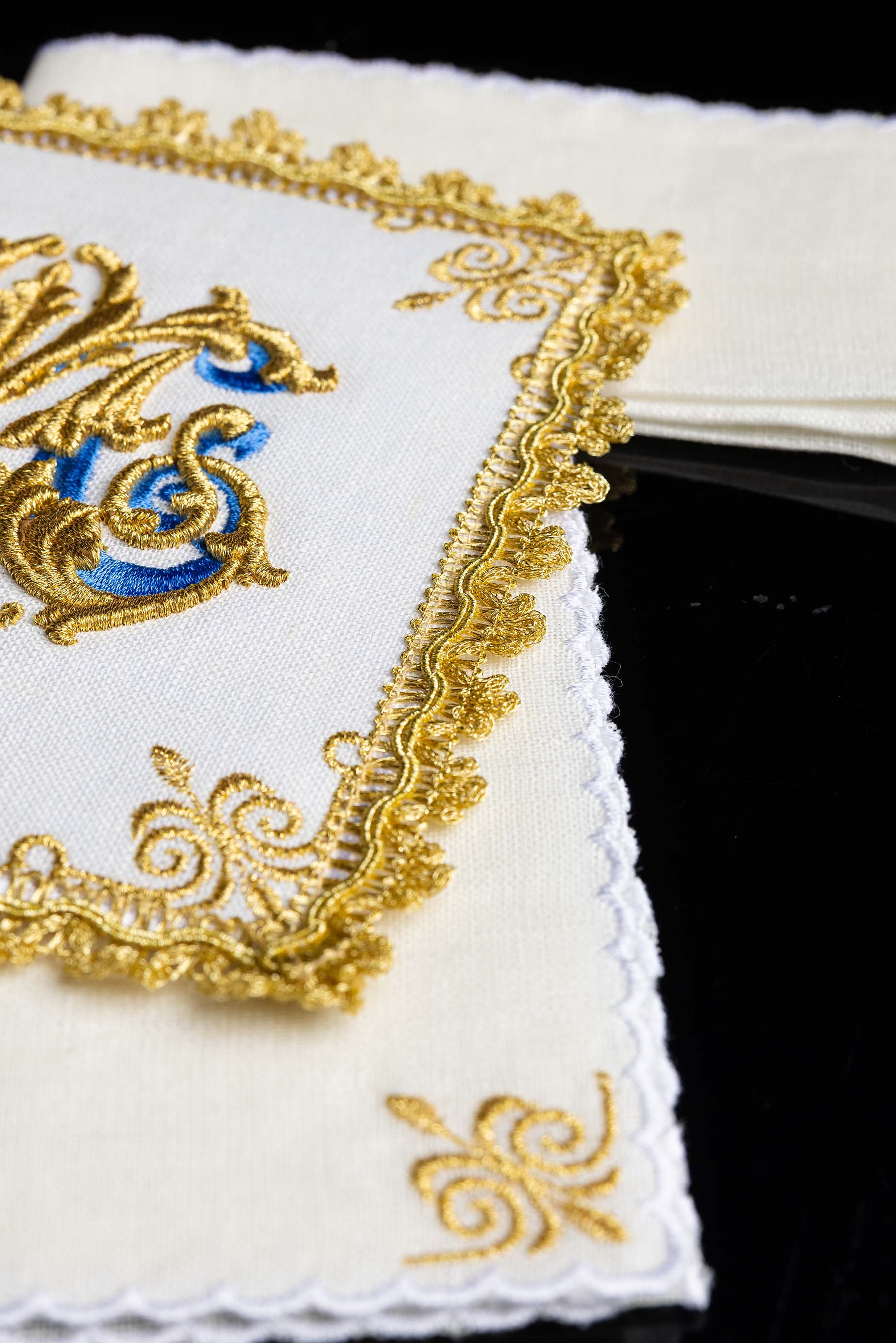 Conjunto de altar bordado com símbolo mariano dourado