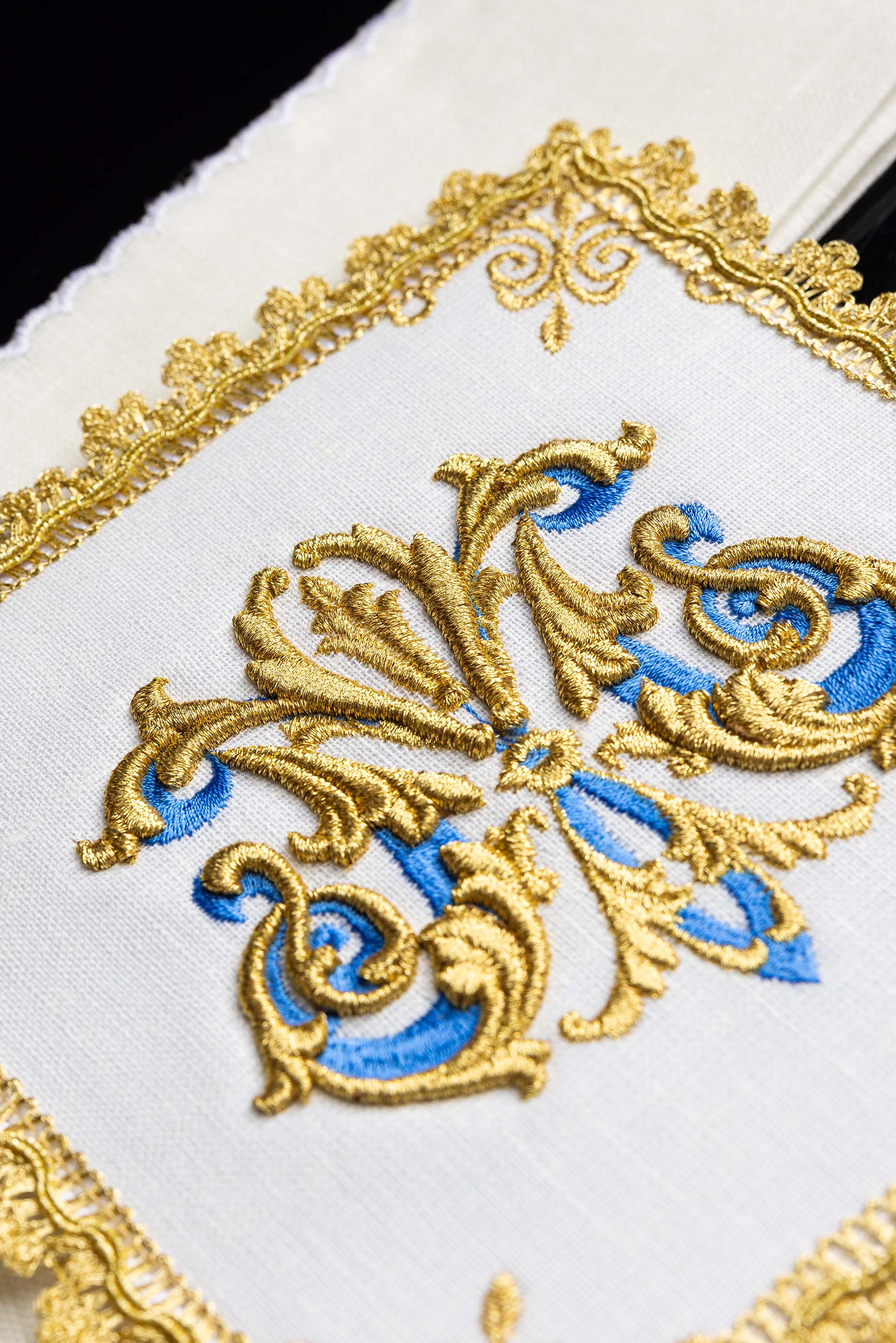 Conjunto de altar bordado com símbolo mariano dourado