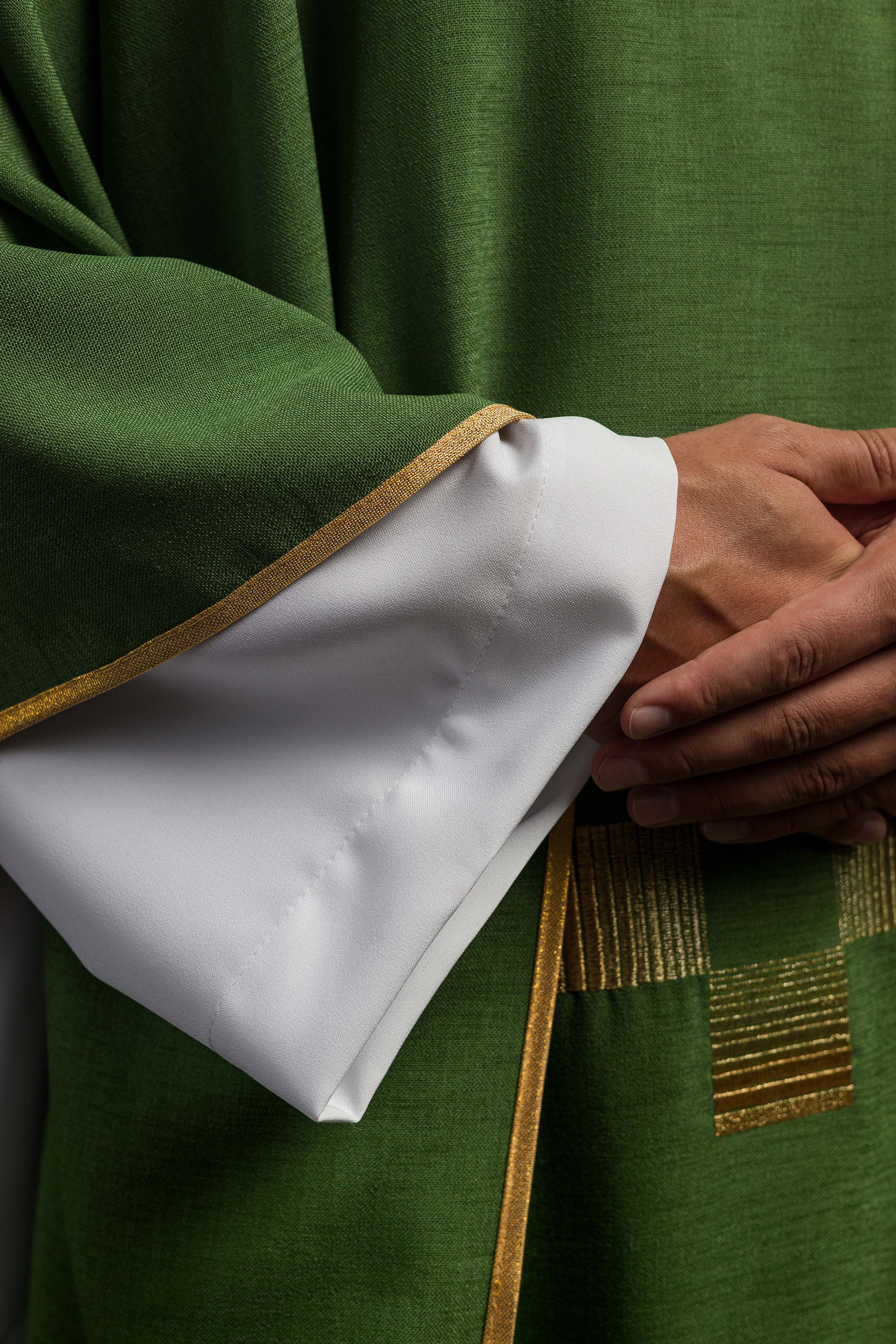 Casula verde com cruzes bordadas