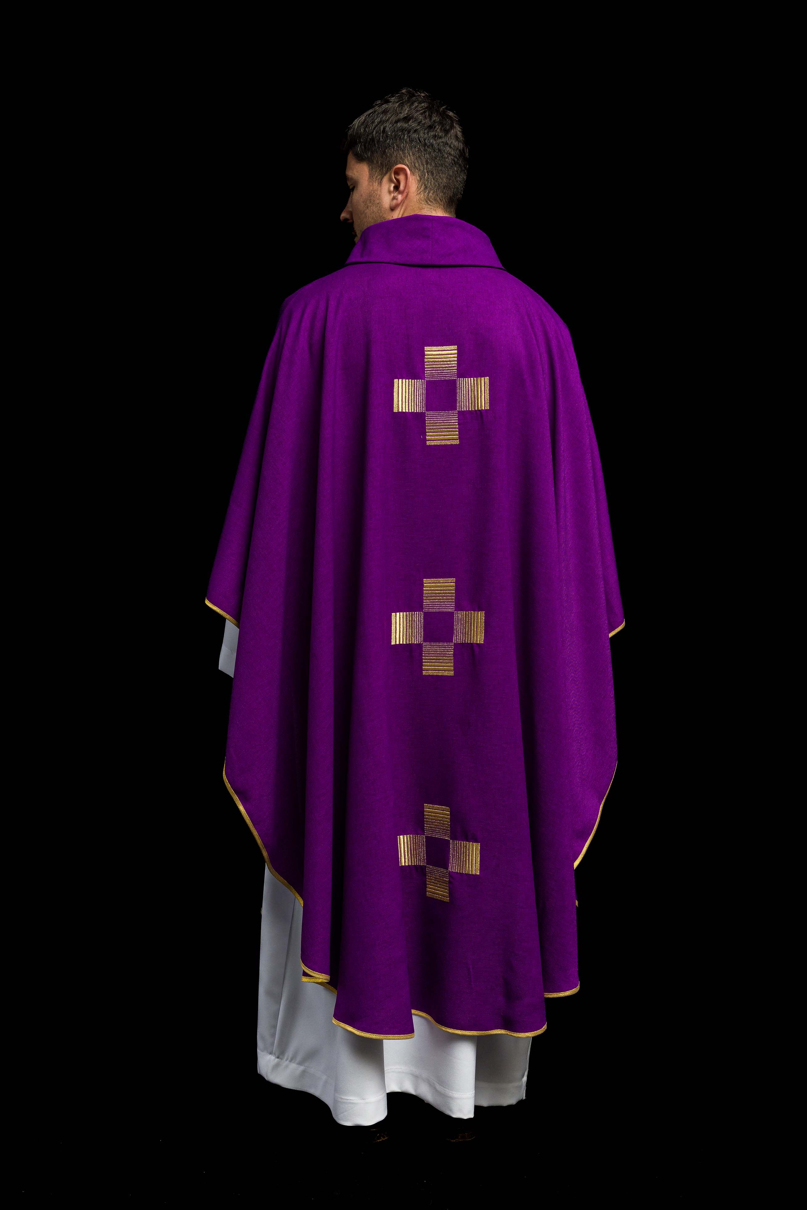 Casula roxa com cruzes bordadas