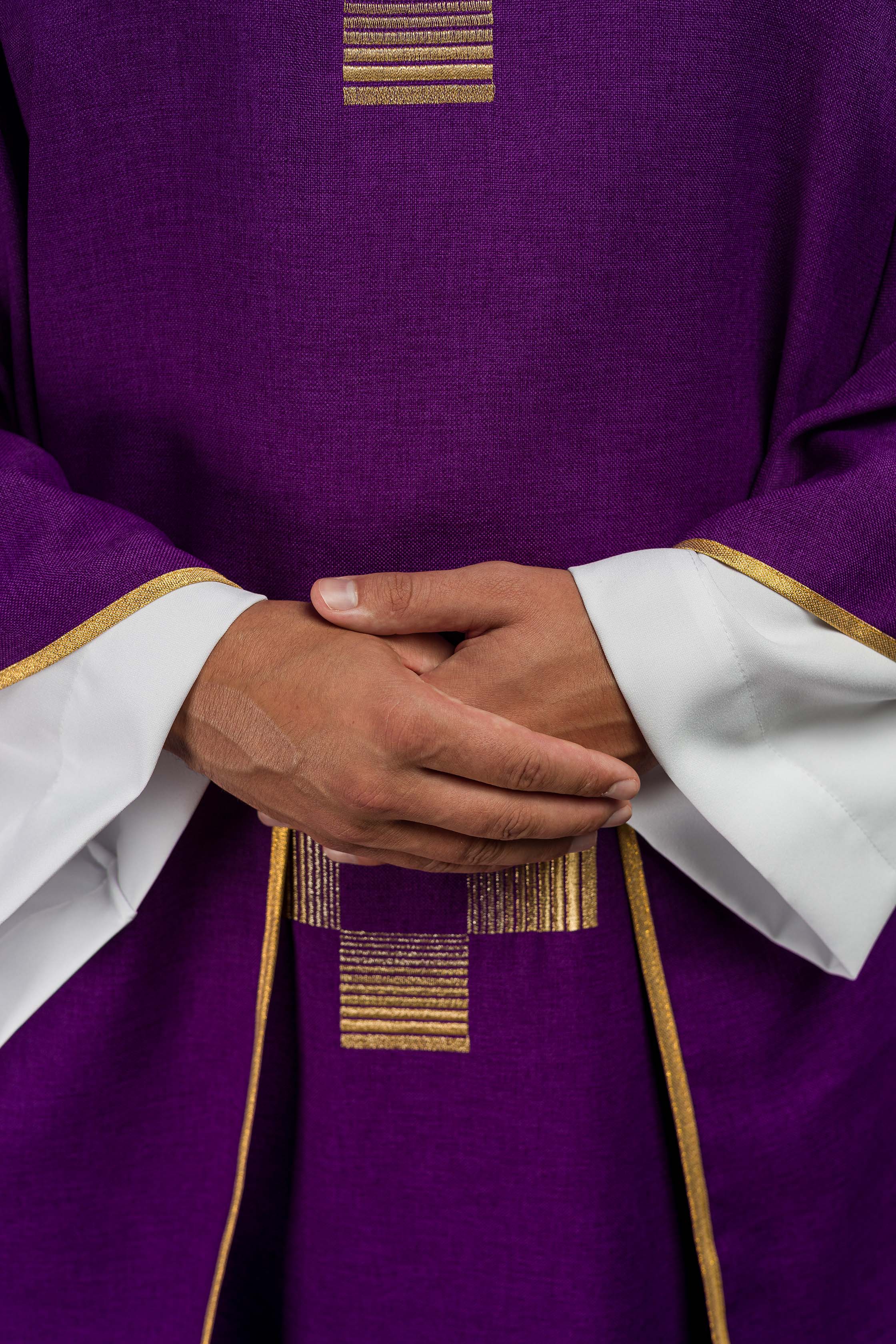 Casula roxa com cruzes bordadas