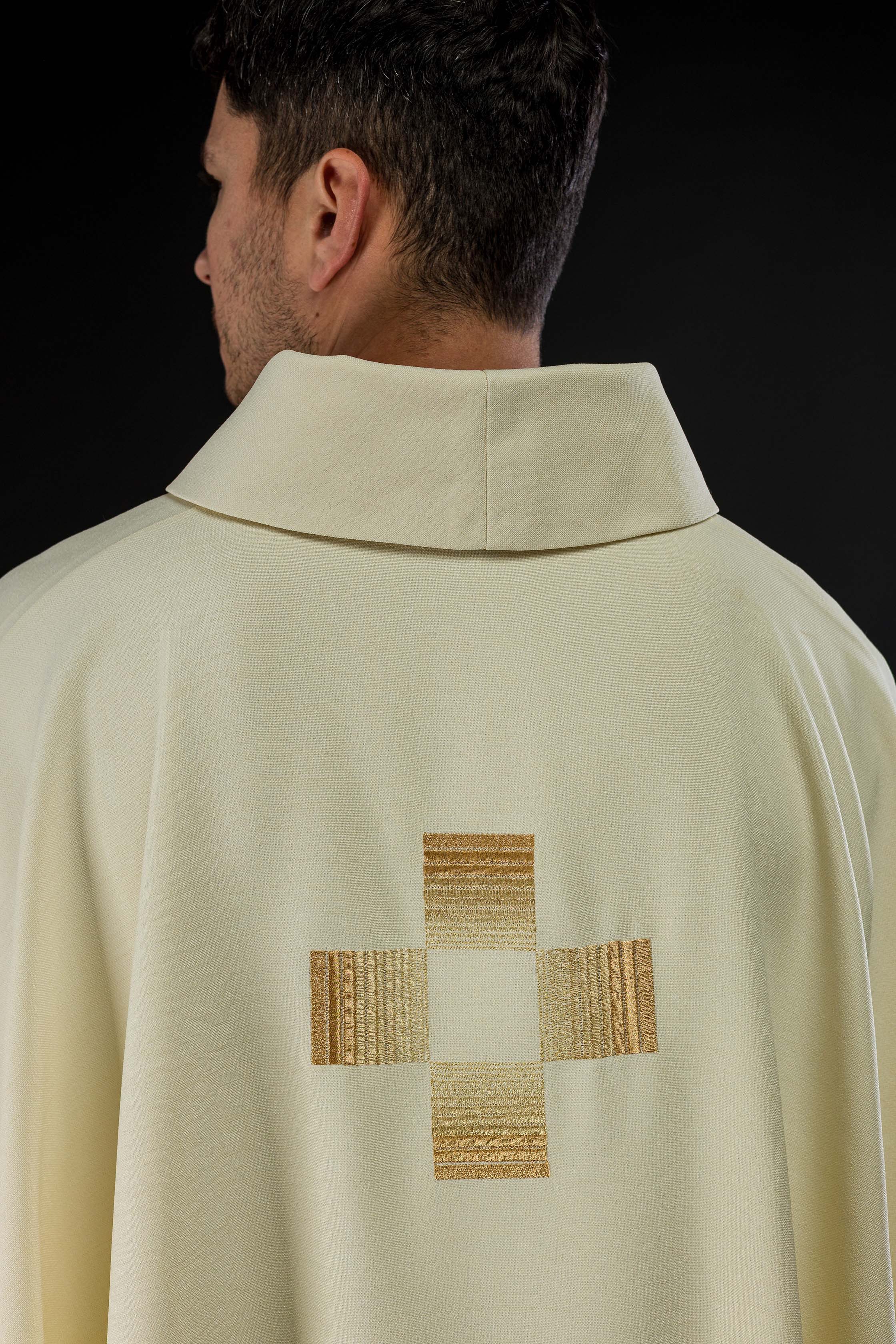 Casula com cruzes bordadas a ouro