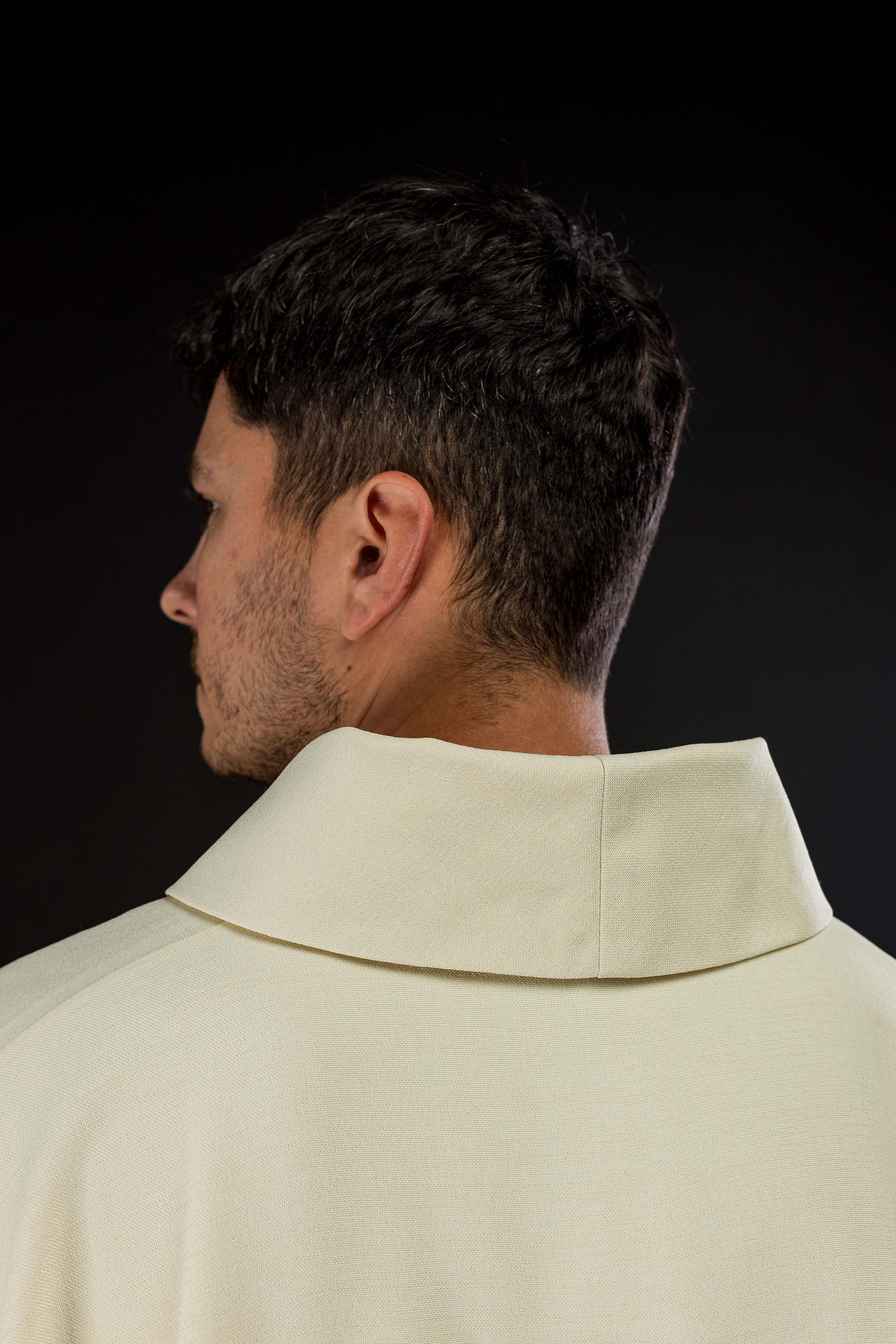 Casula com cruzes bordadas a ouro