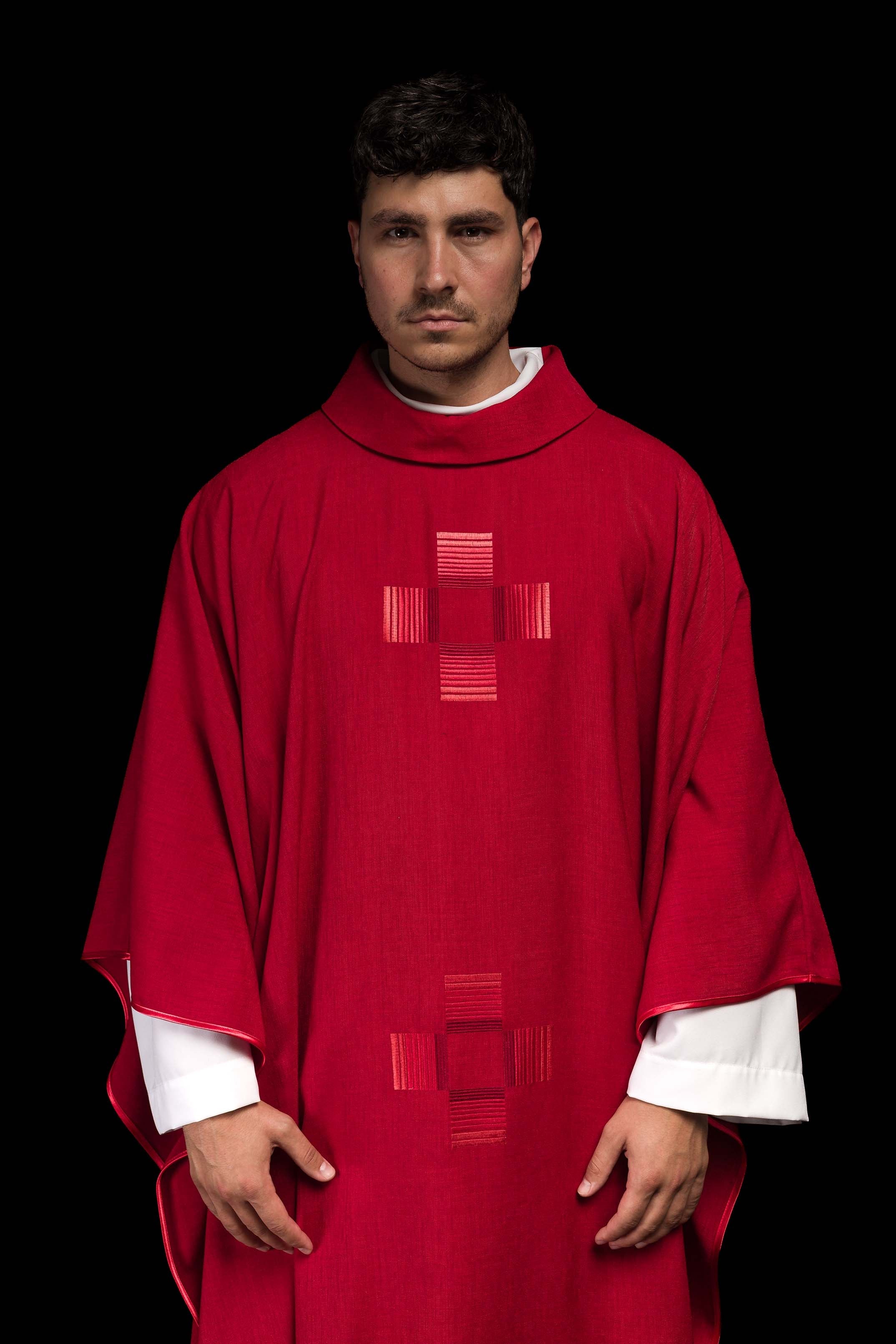Casula vermelho com cruzes bordadas