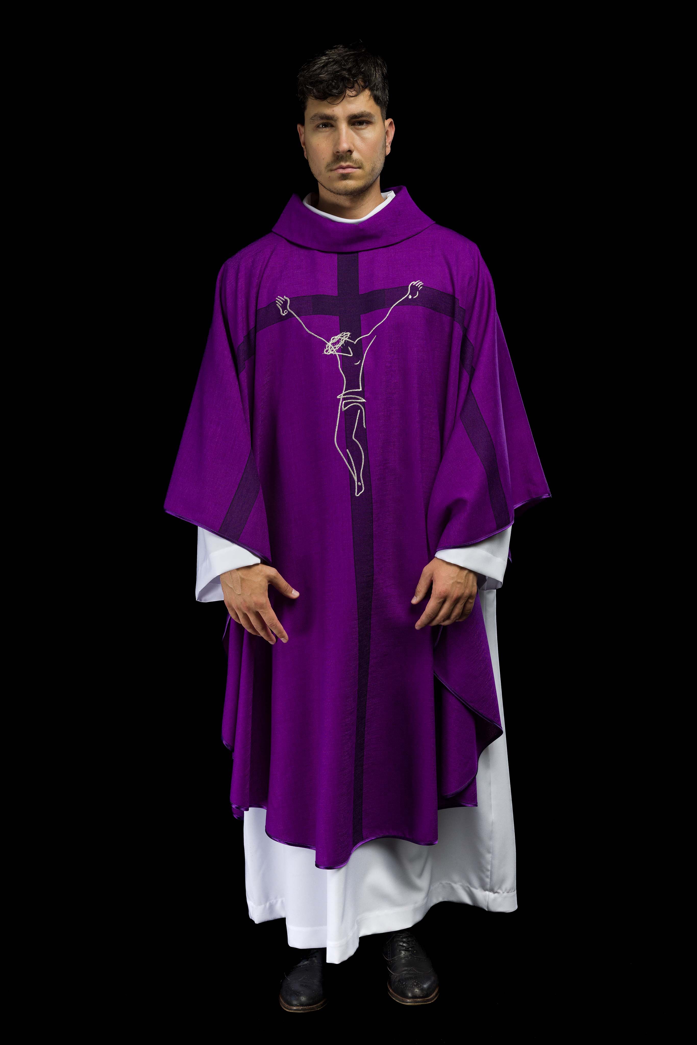 Casula com motivo de Jesus na cruz em roxo
