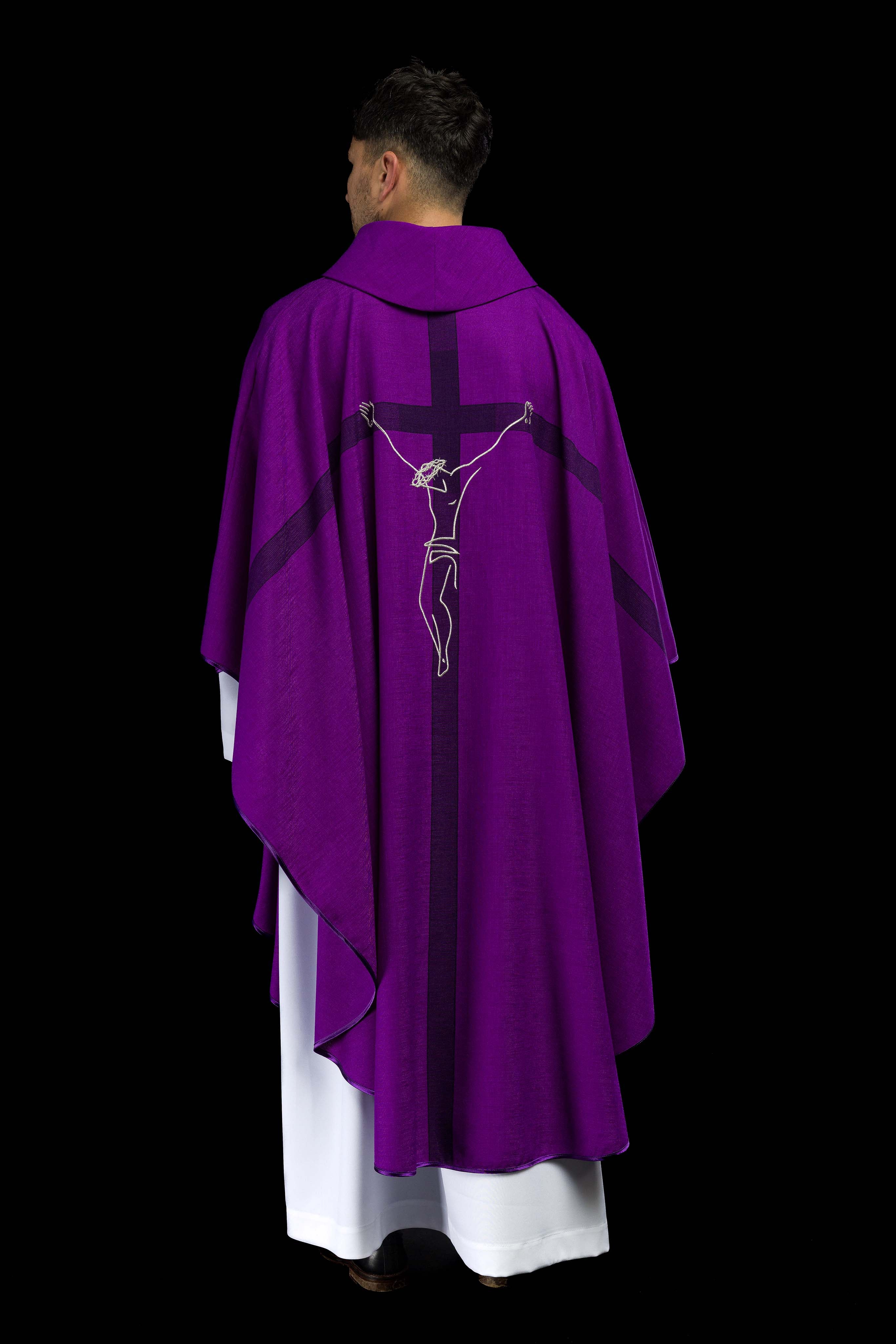 Casula com motivo de Jesus na cruz em roxo