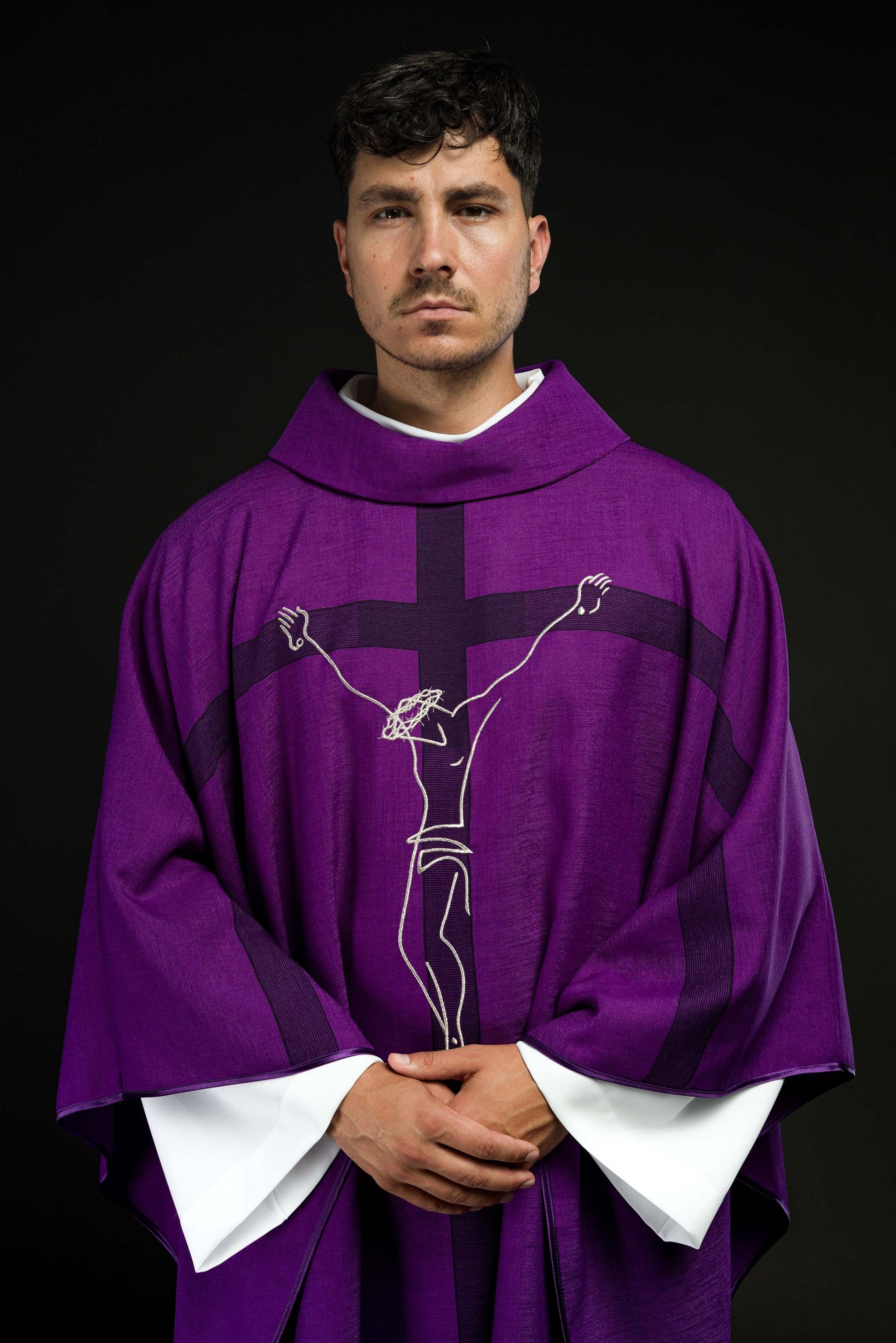 Casula com motivo de Jesus na cruz em roxo