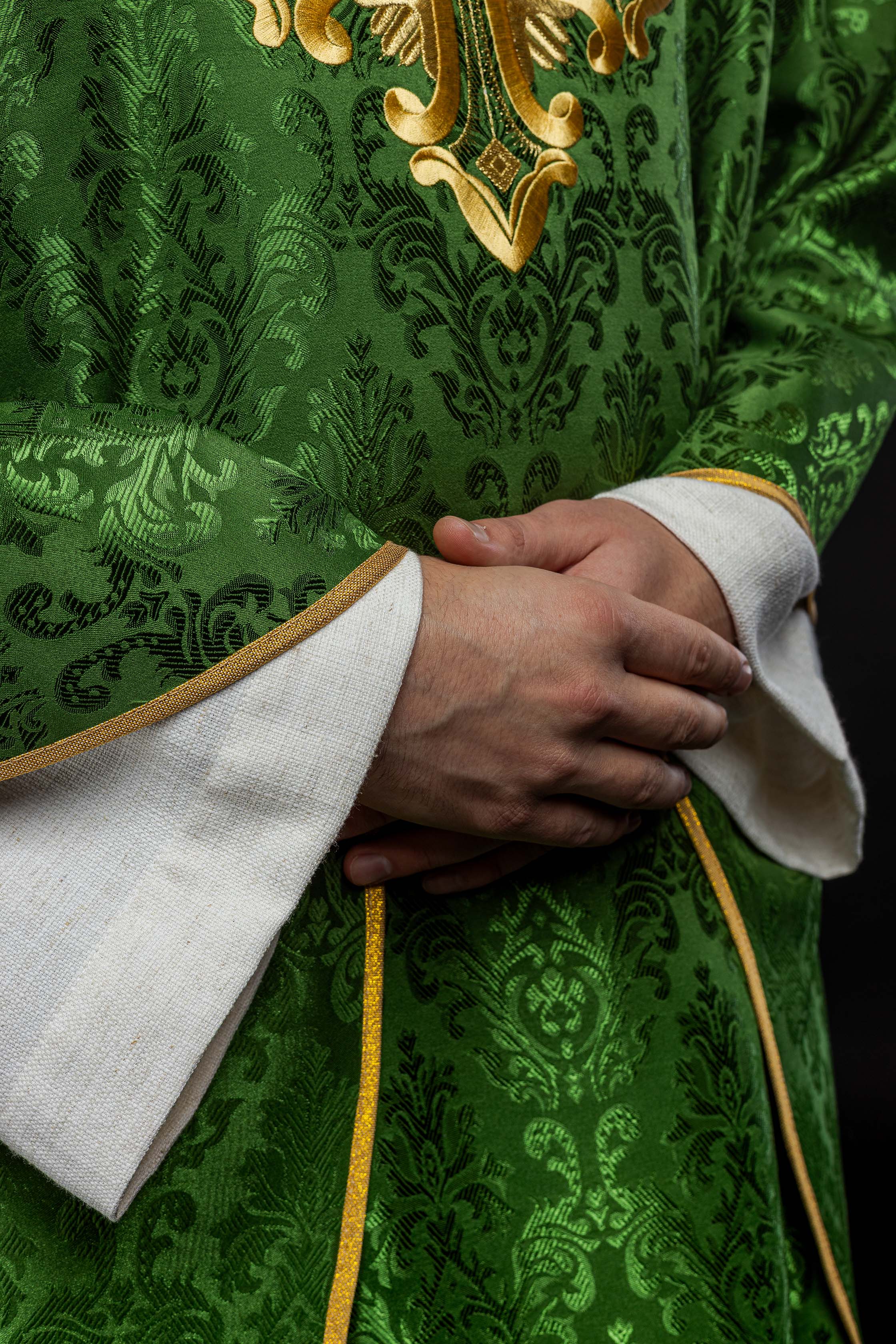 Zielony ornat z krzyżem uszyty z wzorzystej tkaniny - ORNATY.PL