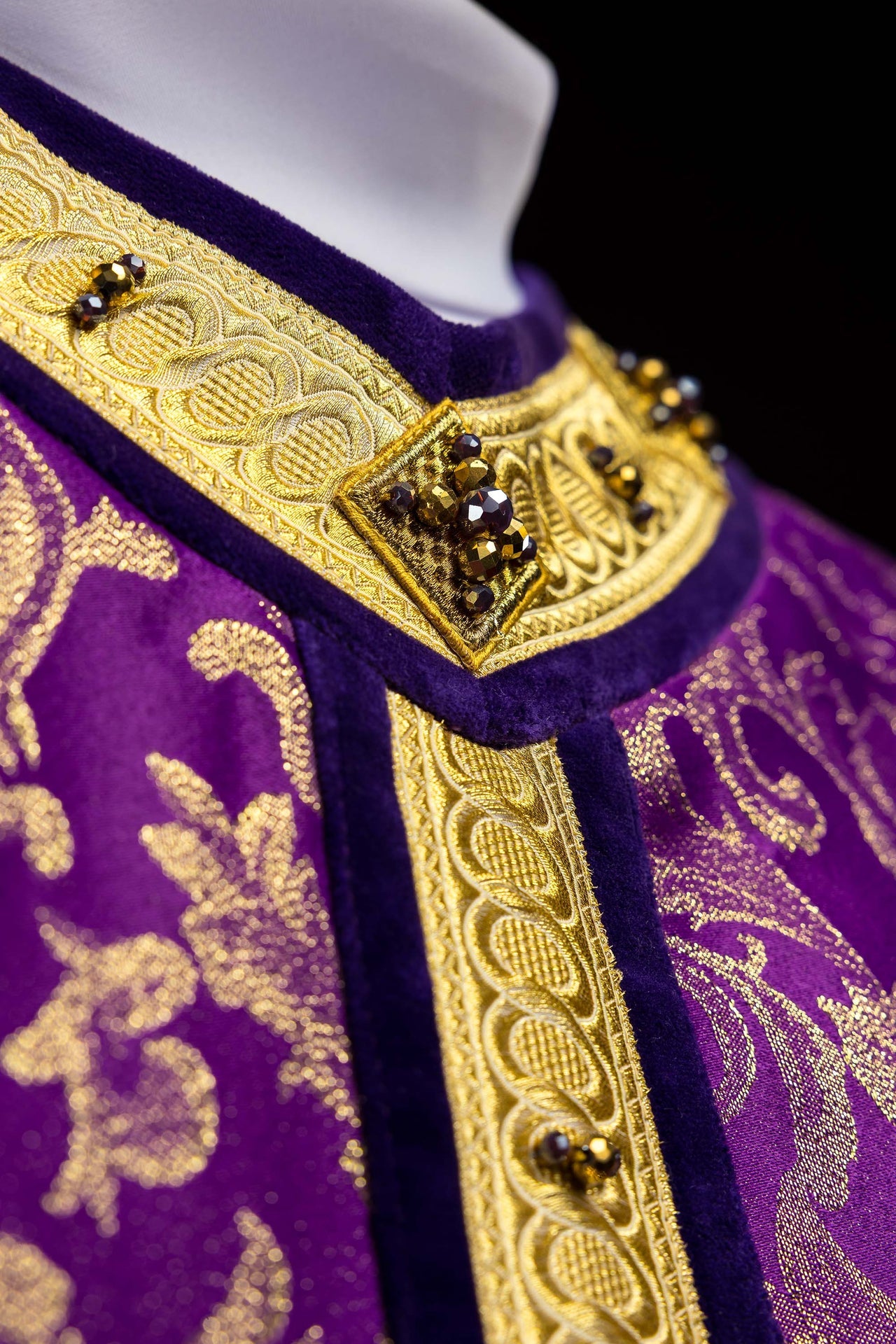 Casulla hecha a mano con piedras naturales — Handmade 7003