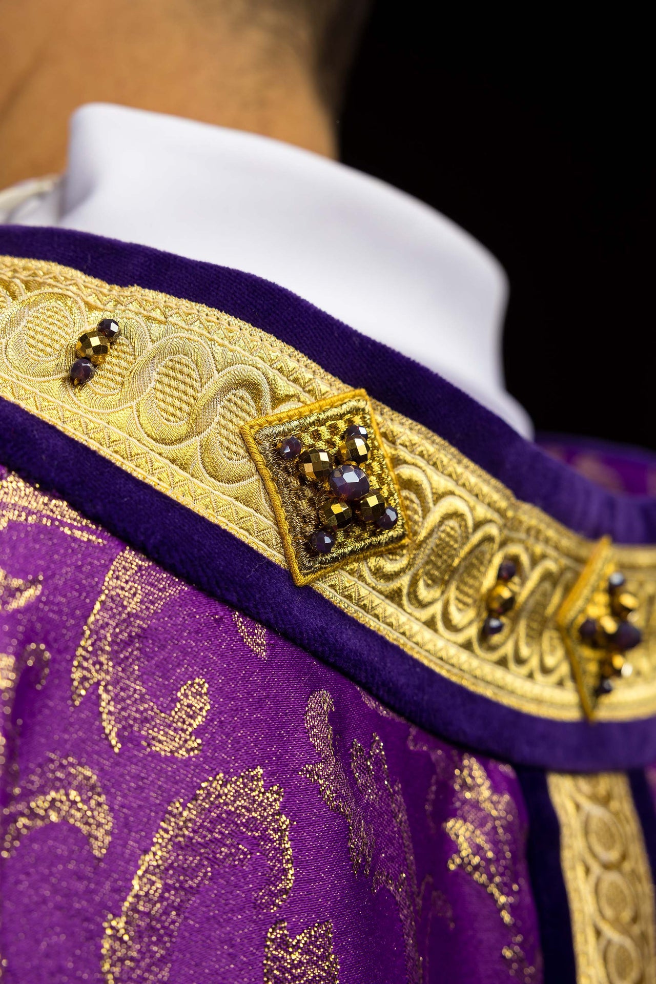 Casulla hecha a mano con piedras naturales — Handmade 7003