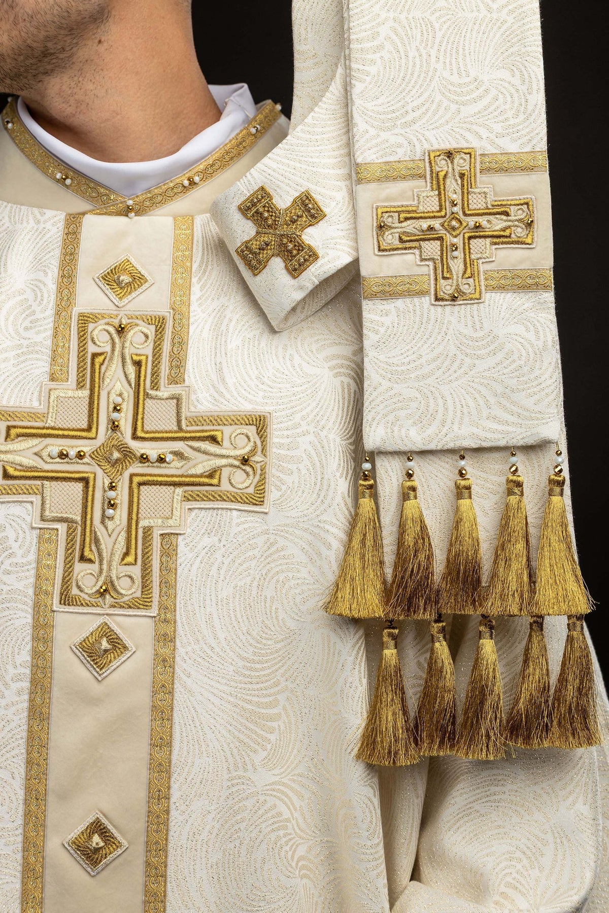 Casulla Handmade con cruz bordada y piedras naturales 7012