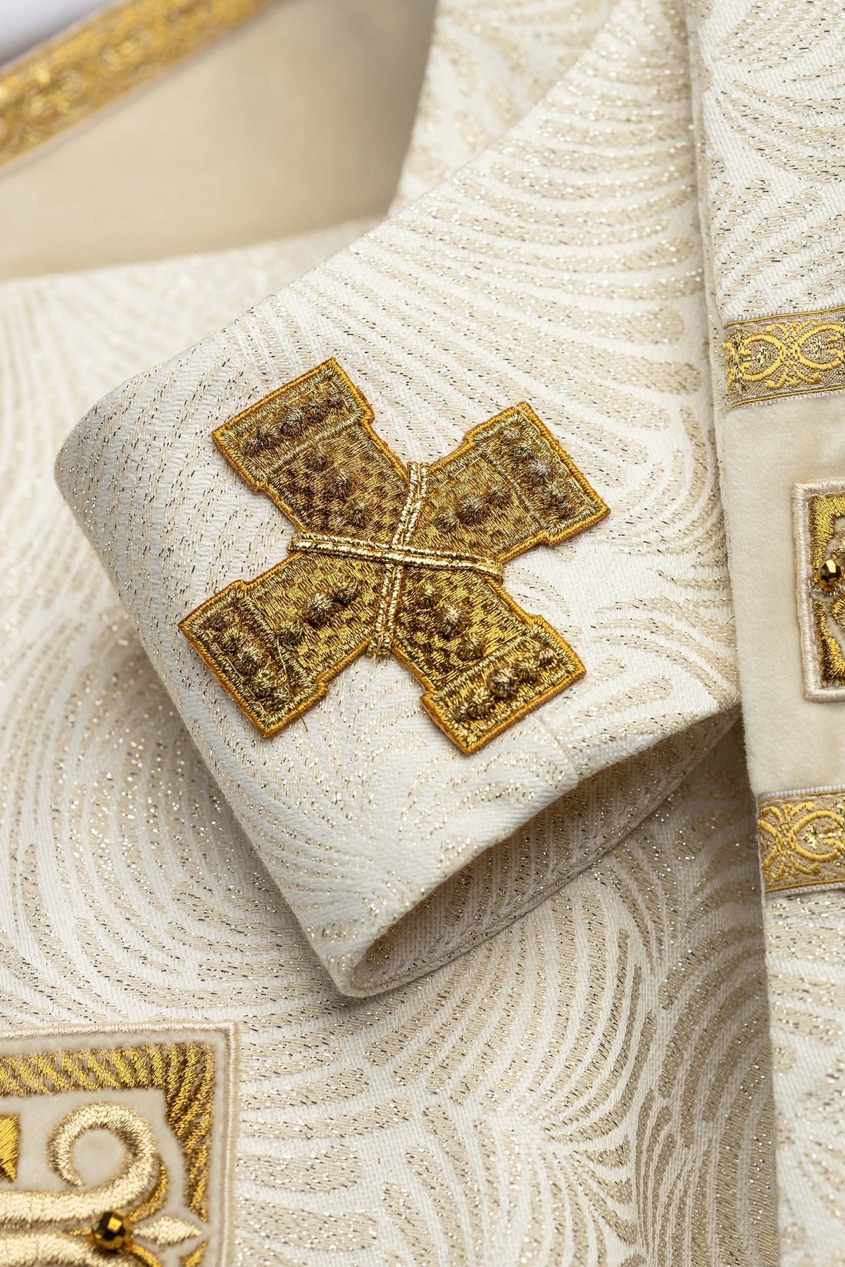 Casulla Handmade con cruz bordada y piedras naturales 7012