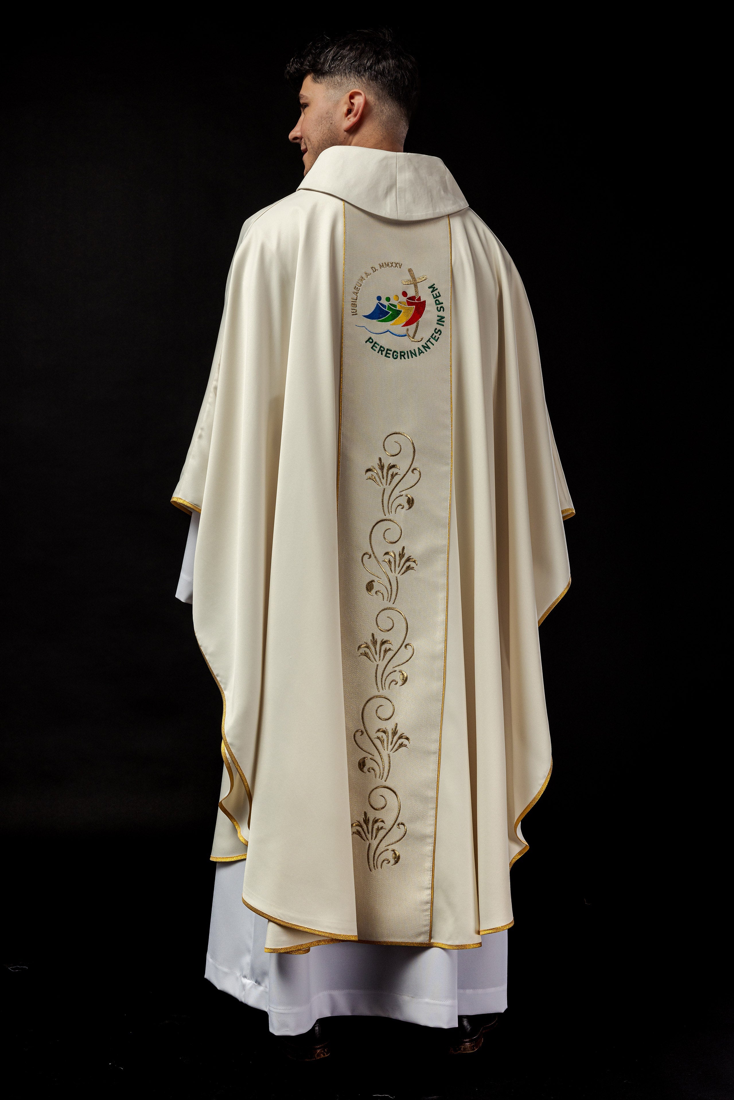 Casulla con cinturón bordado con logotipo jubilar crudo JUBILEE ROMA 2025 - CASULLAS.ES