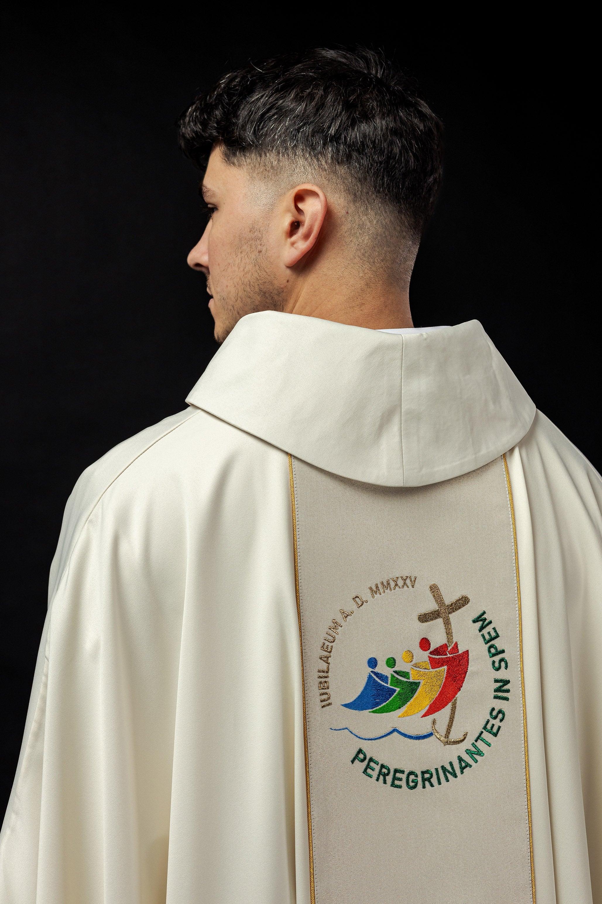 Casulla con cinturón bordado con logotipo jubilar crudo JUBILEE ROMA 2025 - CASULLAS.ES