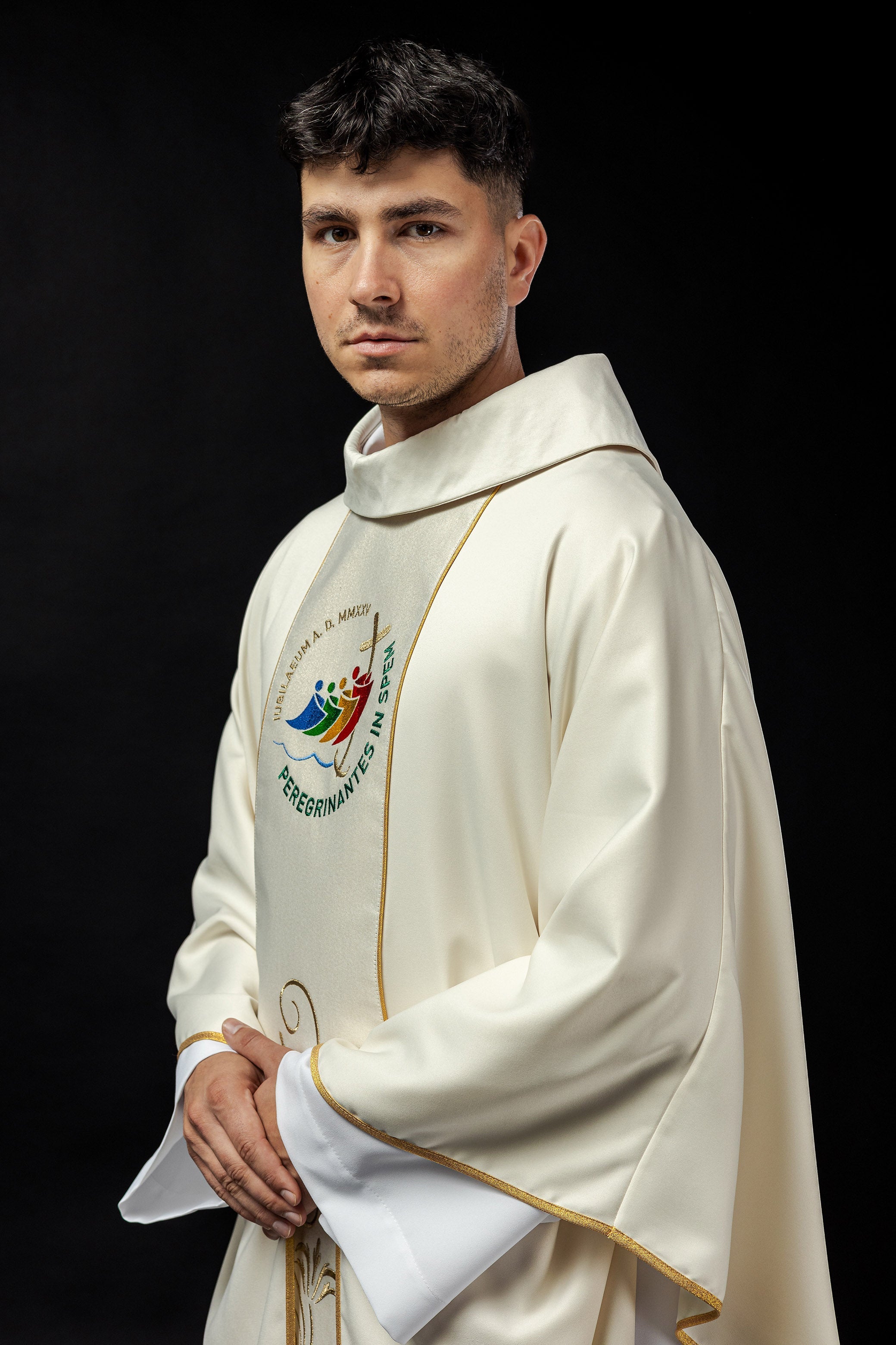 Casulla con cinturón bordado con logotipo jubilar crudo JUBILEE ROMA 2025 - CASULLAS.ES
